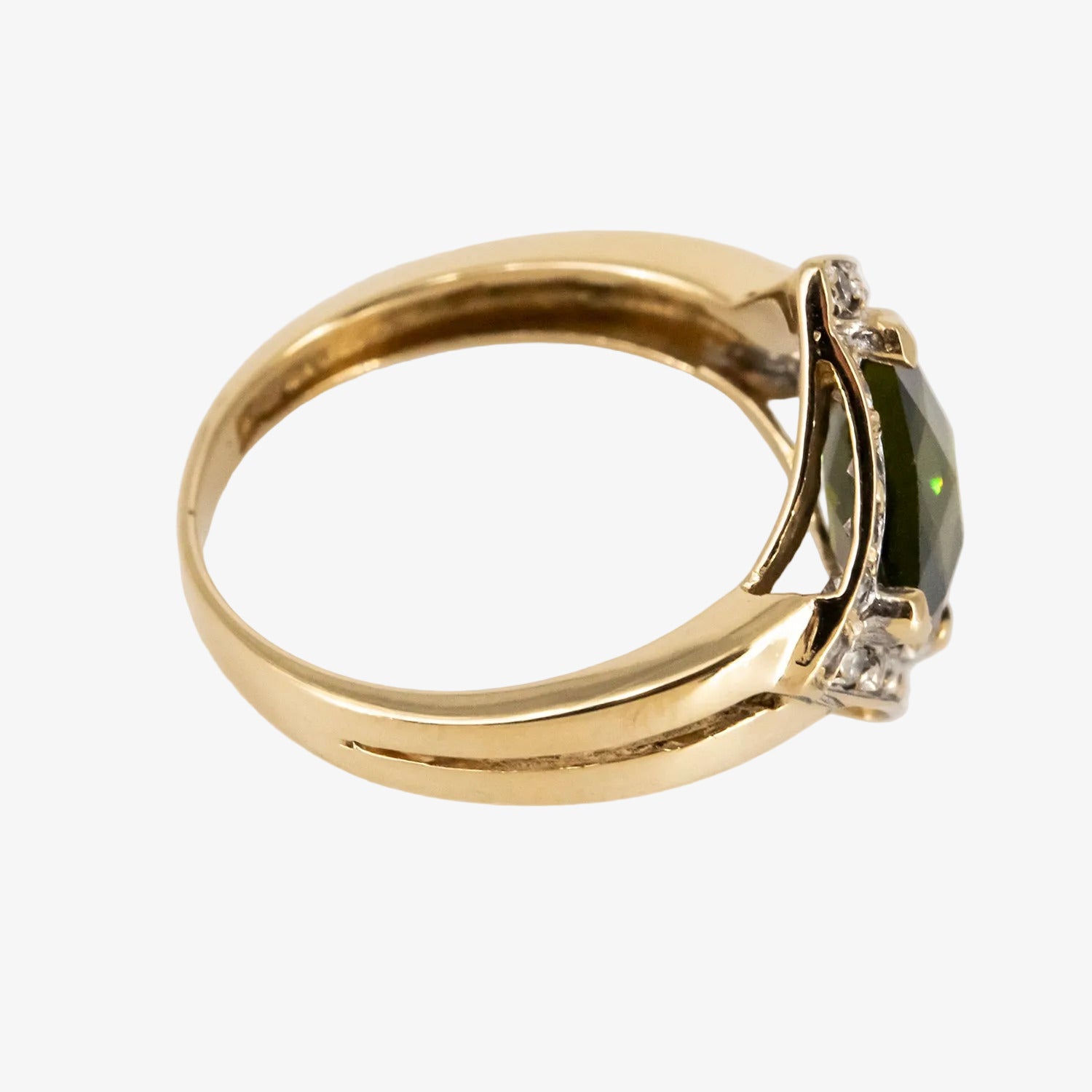 Sortija de oro 18 kt. con cuarzo verde y diamantes
