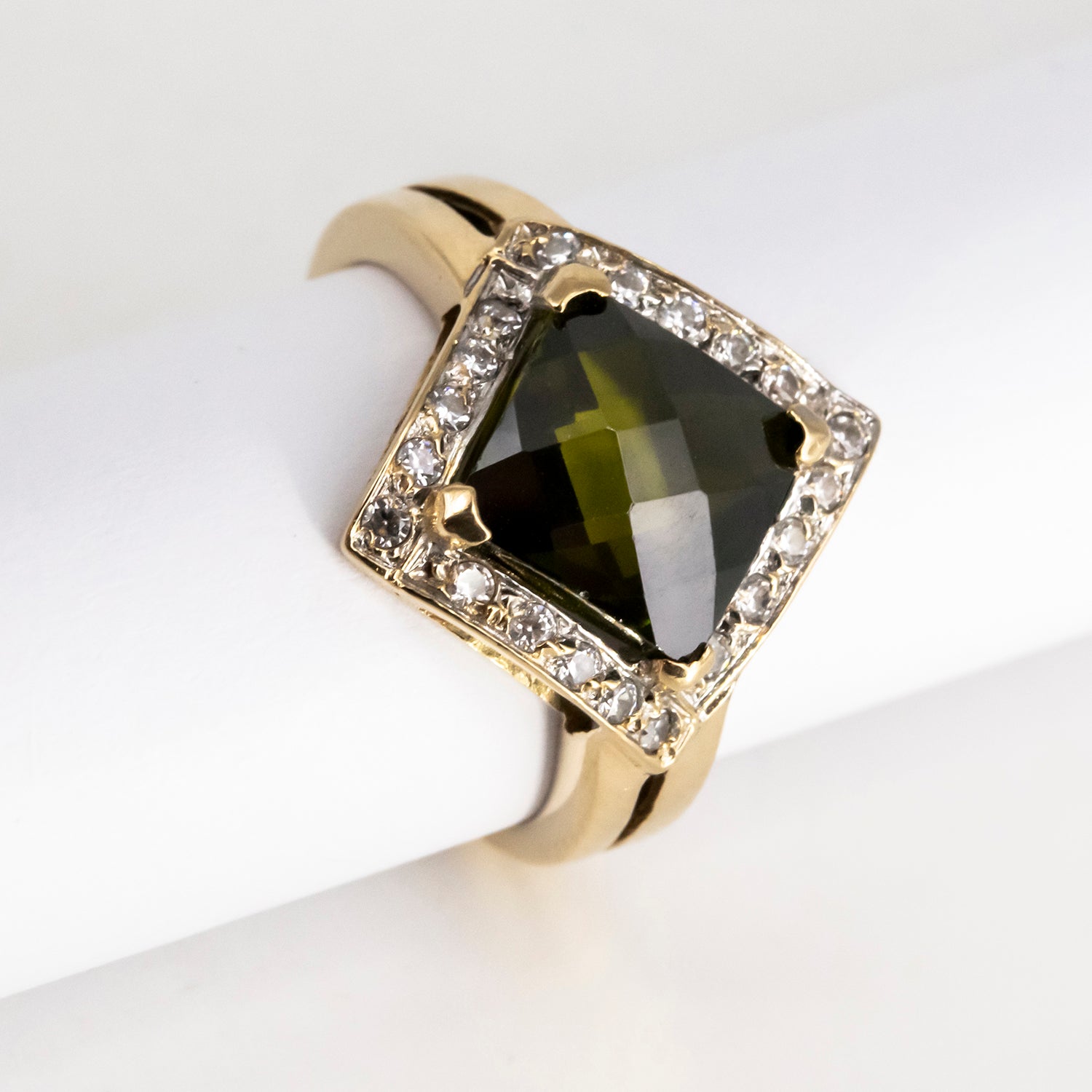 Sortija de oro 18 kt. con cuarzo verde y diamantes