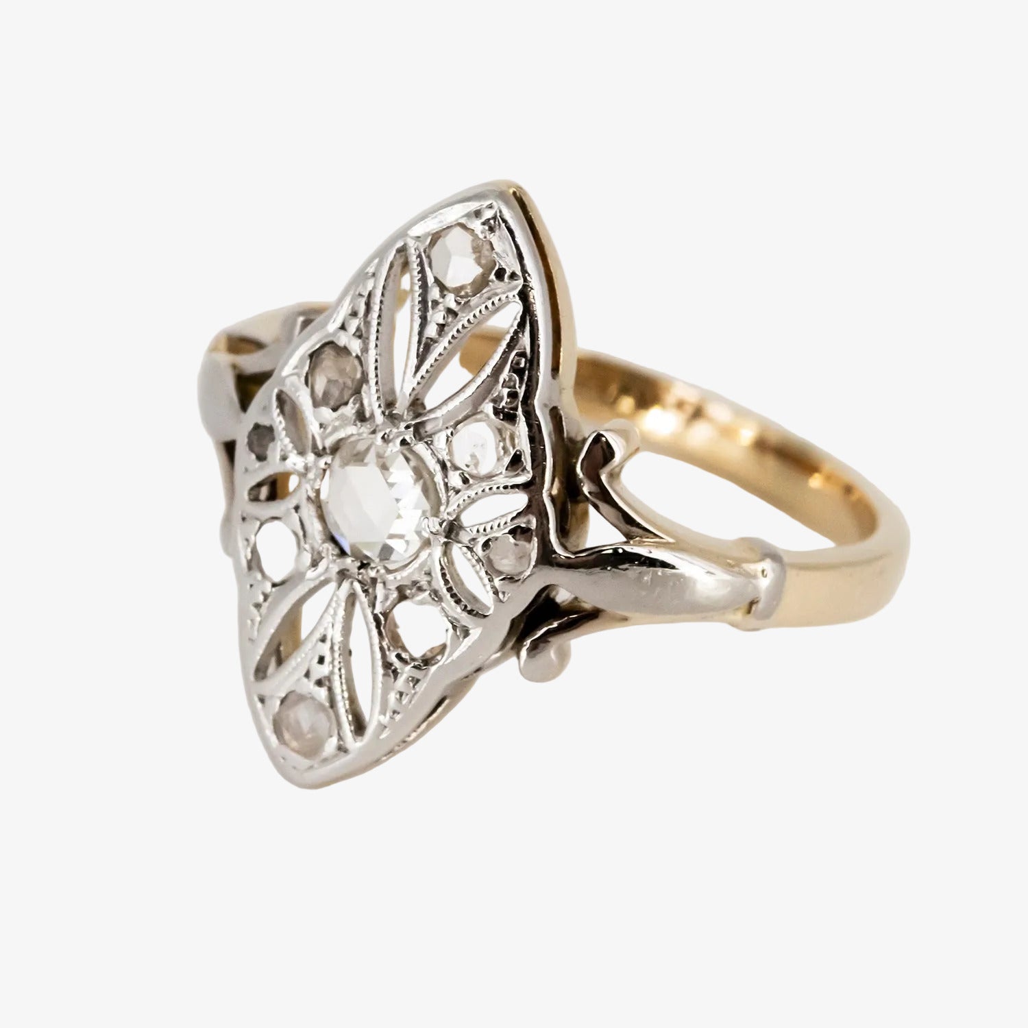 Sortija vintage de oro bicolor 18 kt. con diamantes tallados
