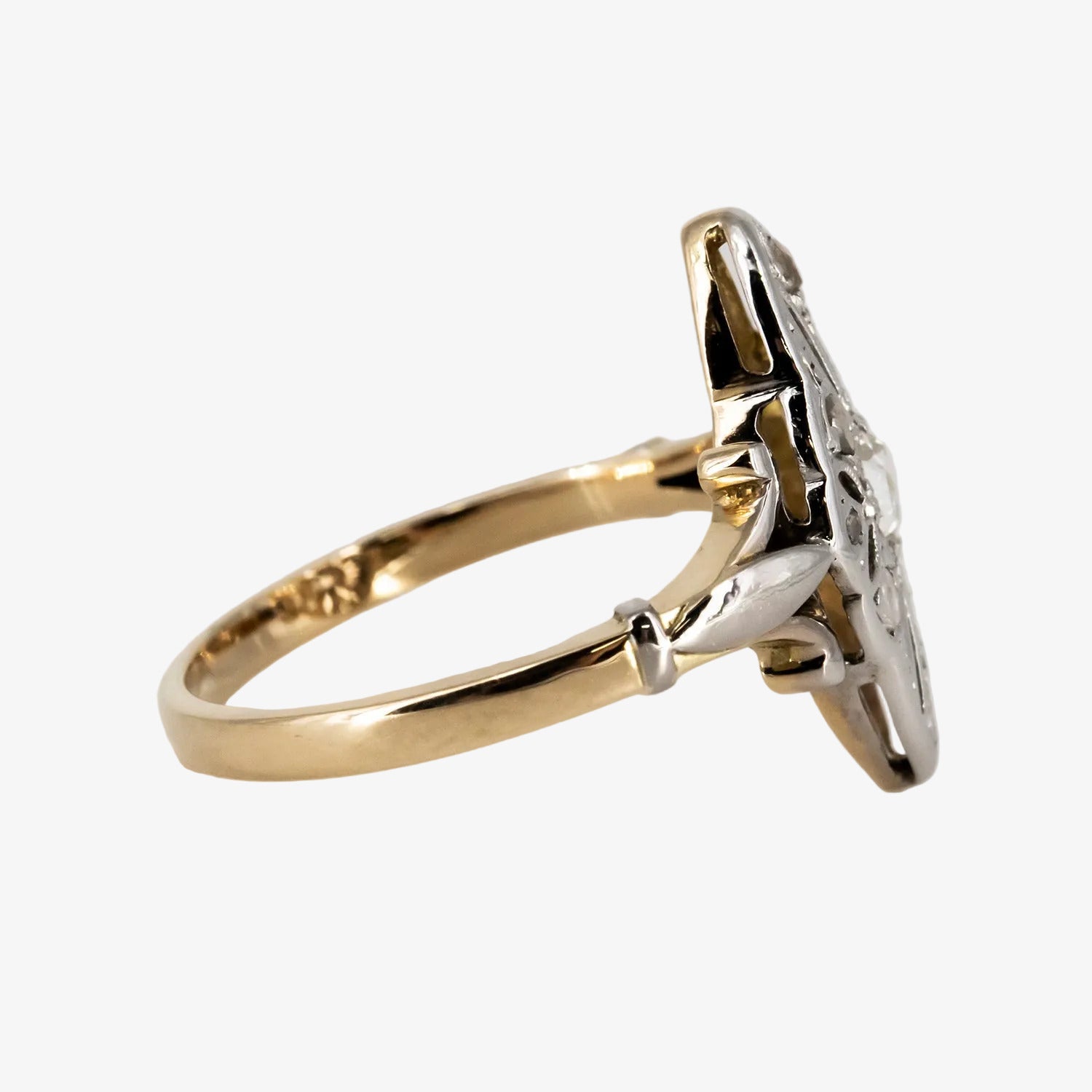 Sortija vintage de oro bicolor 18 kt. con diamantes tallados