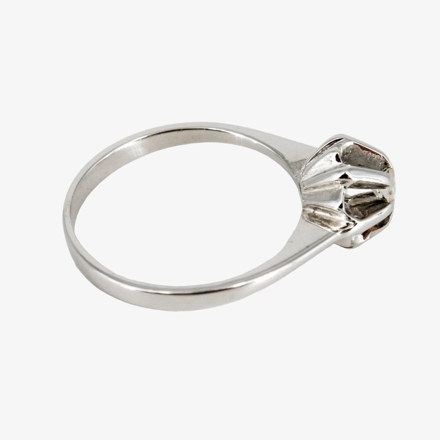Solitario de oro blanco 18 kt. con diamante talla brillante