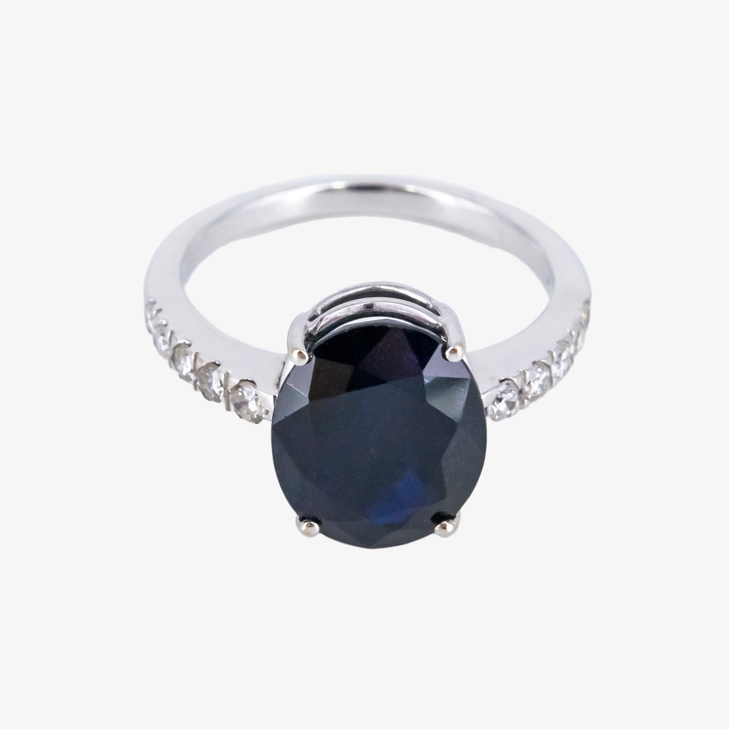 Sortija de oro blanco 18 kt. con zafiro de talla oval y diamantes talla brillante