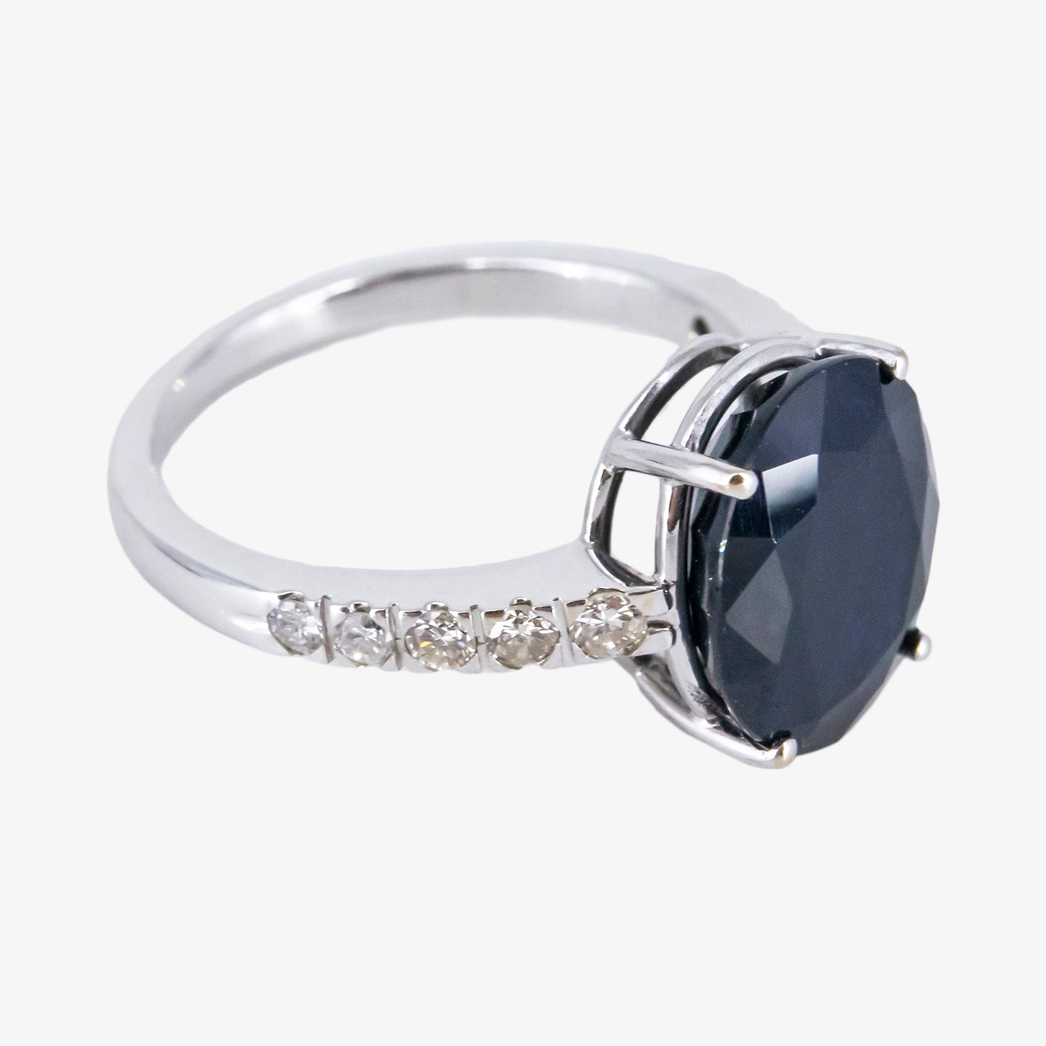 Sortija de oro blanco 18 kt. con zafiro de talla oval y diamantes talla brillante