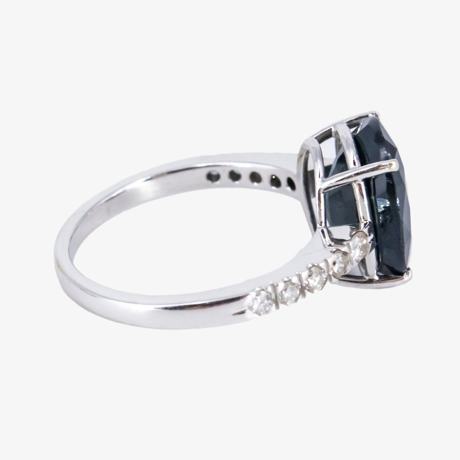Sortija de oro blanco 18 kt. con zafiro de talla oval y diamantes talla brillante