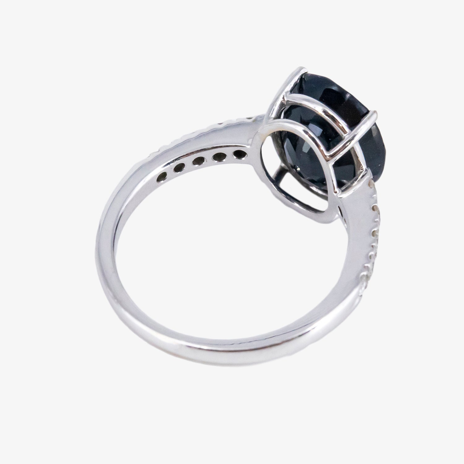 Sortija de oro blanco 18 kt. con zafiro de talla oval y diamantes talla brillante