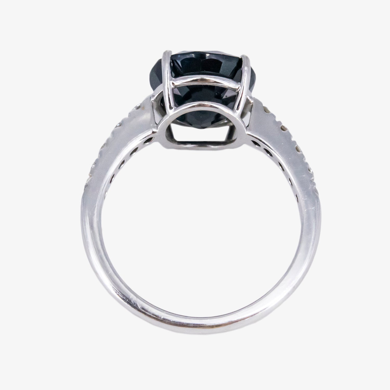 Sortija de oro blanco 18 kt. con zafiro de talla oval y diamantes talla brillante