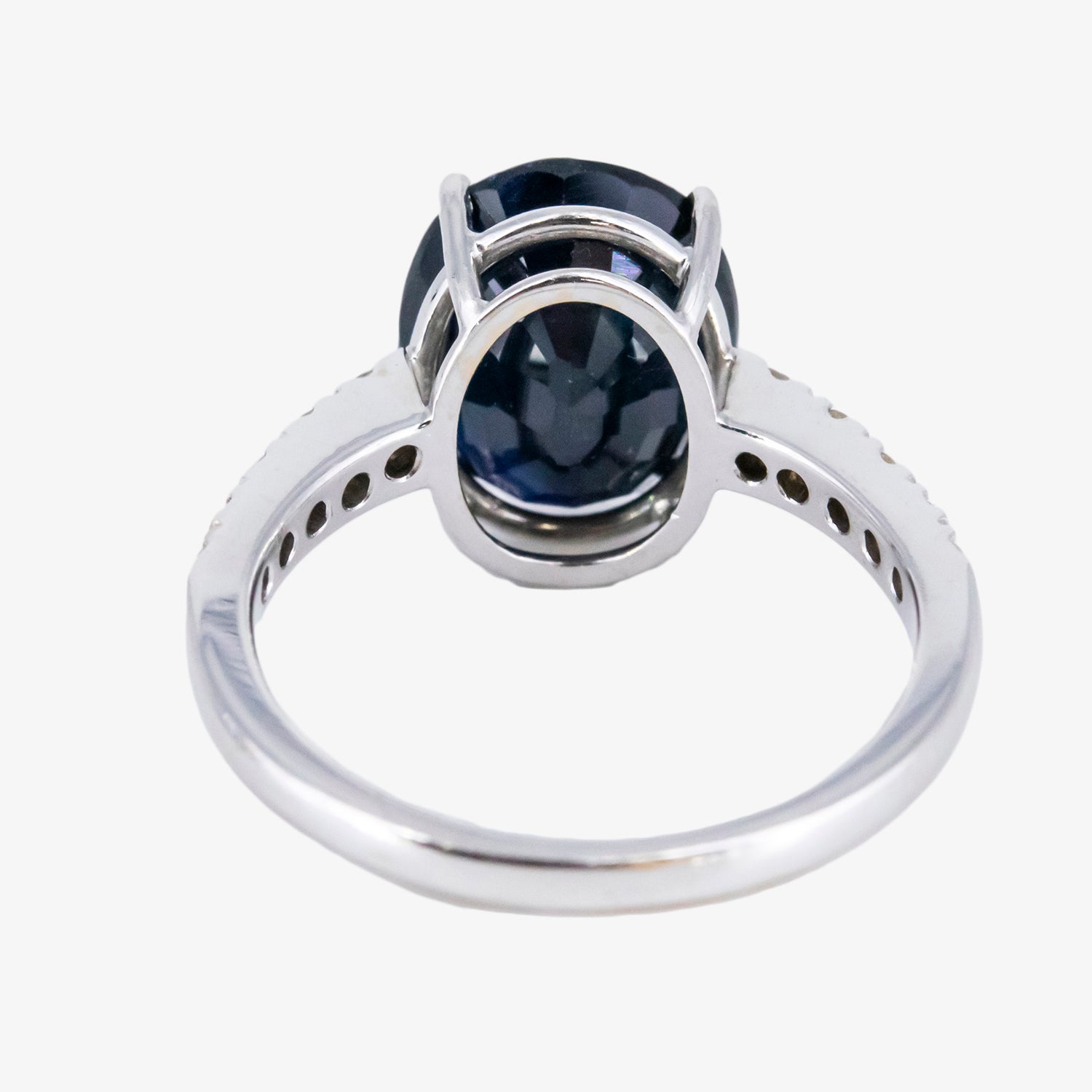 Sortija de oro blanco 18 kt. con zafiro de talla oval y diamantes talla brillante