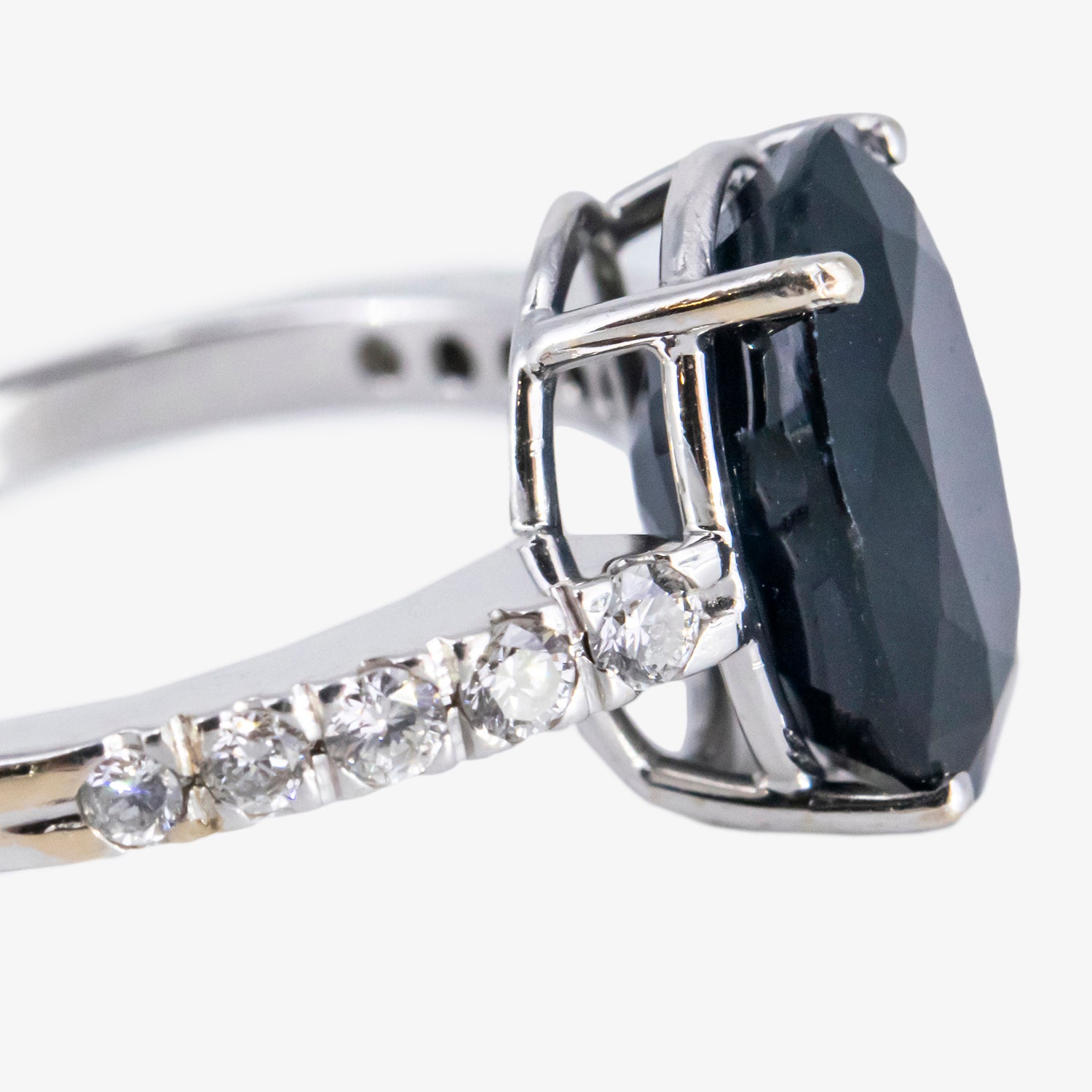 Sortija de oro blanco 18 kt. con zafiro de talla oval y diamantes talla brillante