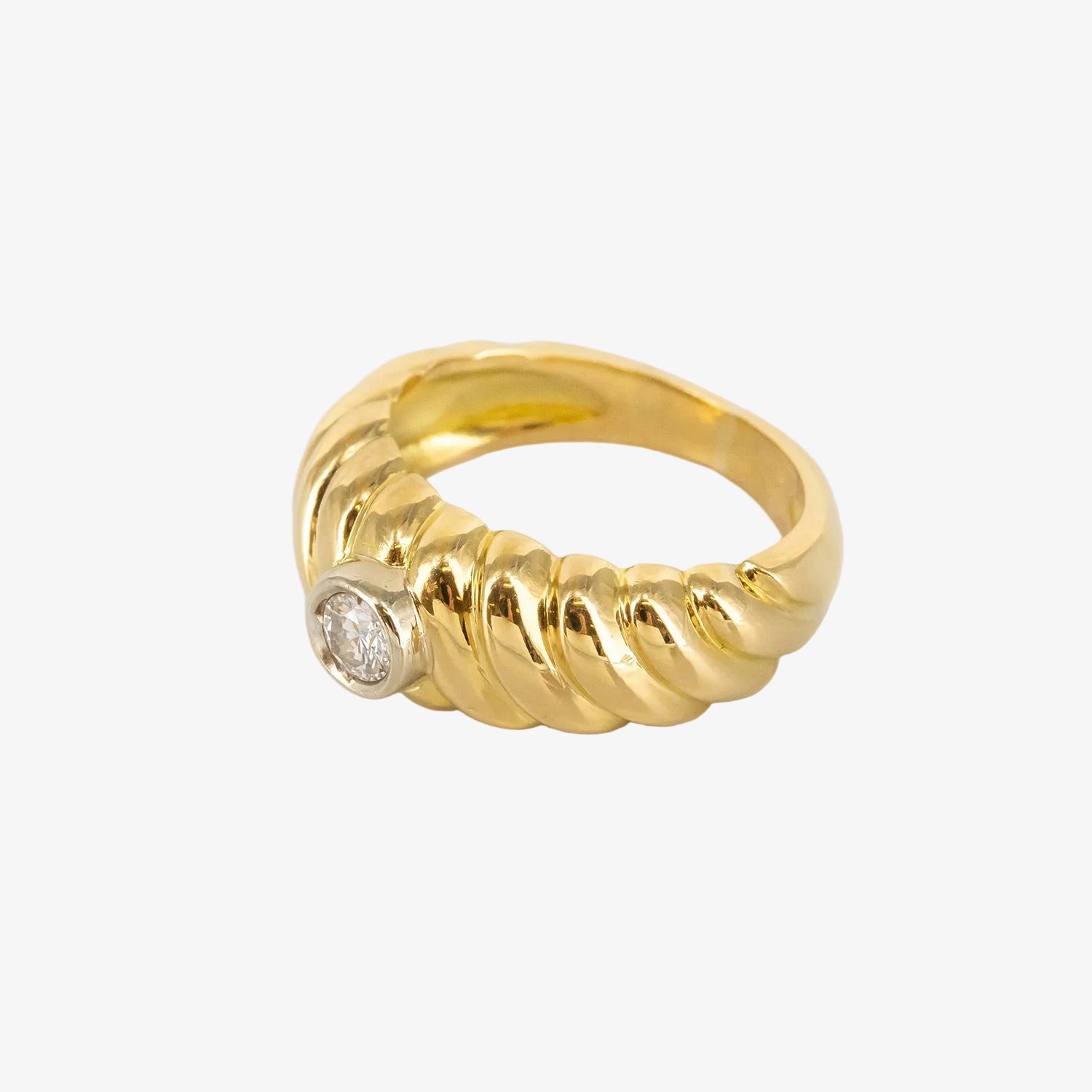 Sortija gallonada de oro amarillo de 18 kt. con un diamante talla brillante de 0.25 ct.