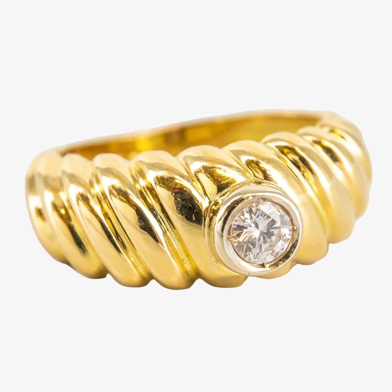 Sortija gallonada de oro amarillo de 18 kt. con un diamante talla brillante de 0.25 ct.