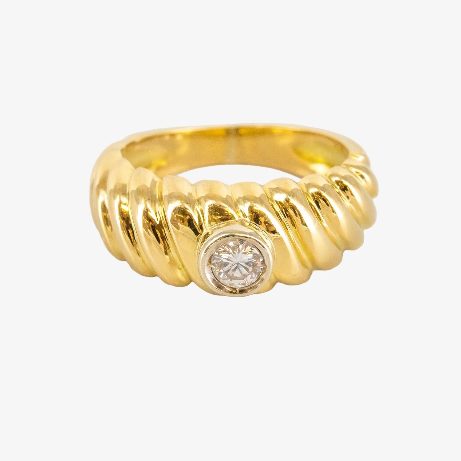 Sortija gallonada de oro amarillo de 18 kt. con un diamante talla brillante de 0.25 ct.