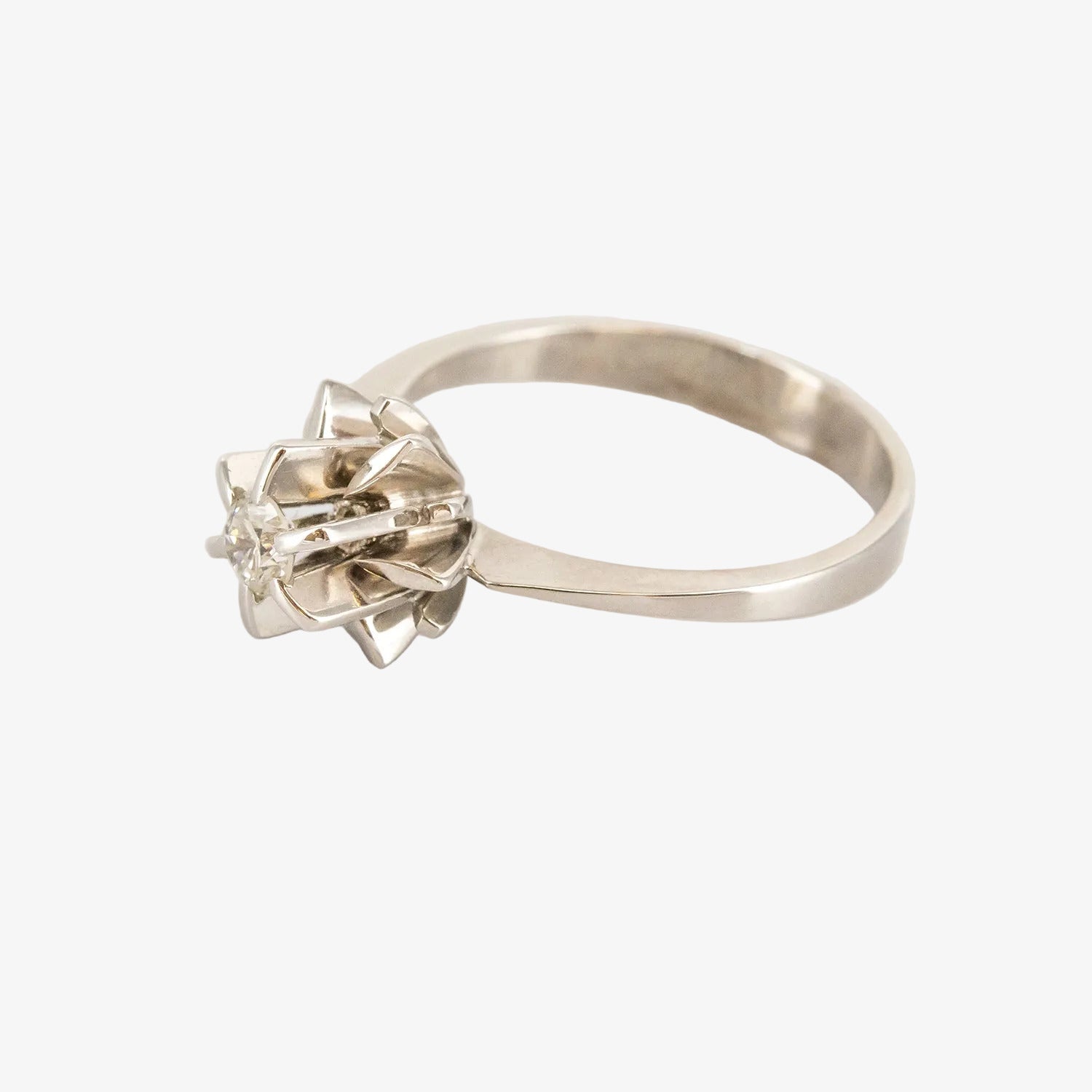 Sortija de oro blanco de 18 kt. con diamante talla brillante de 0.20 ct.