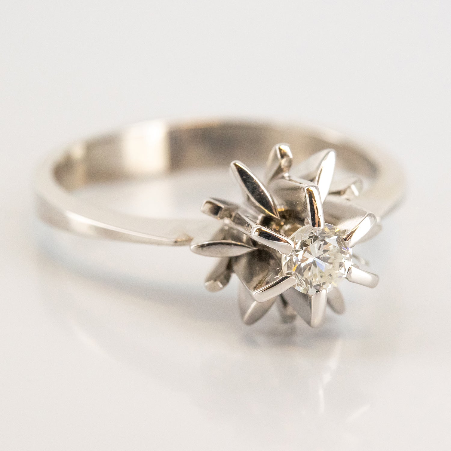 Sortija de oro blanco de 18 kt. con diamante talla brillante de 0.20 ct.