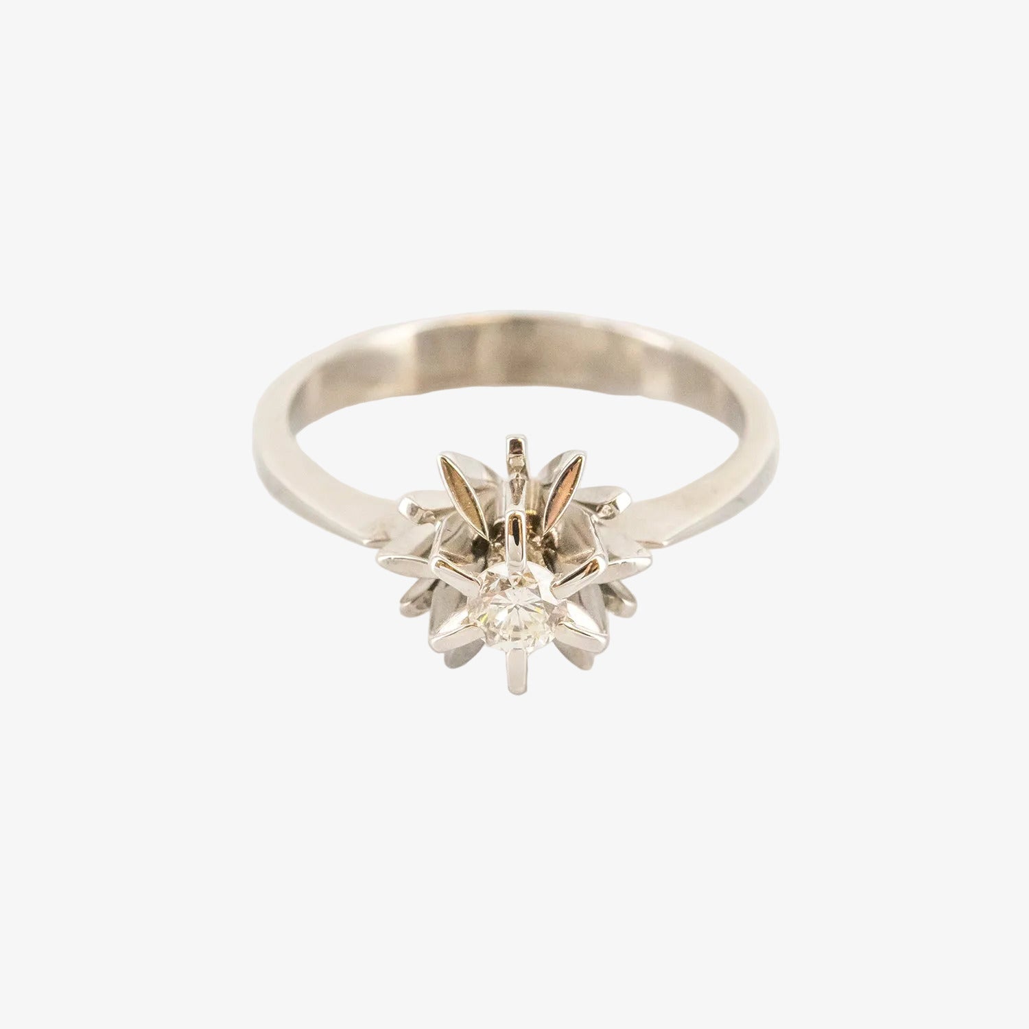 Sortija de oro blanco de 18 kt. con diamante talla brillante de 0.20 ct.