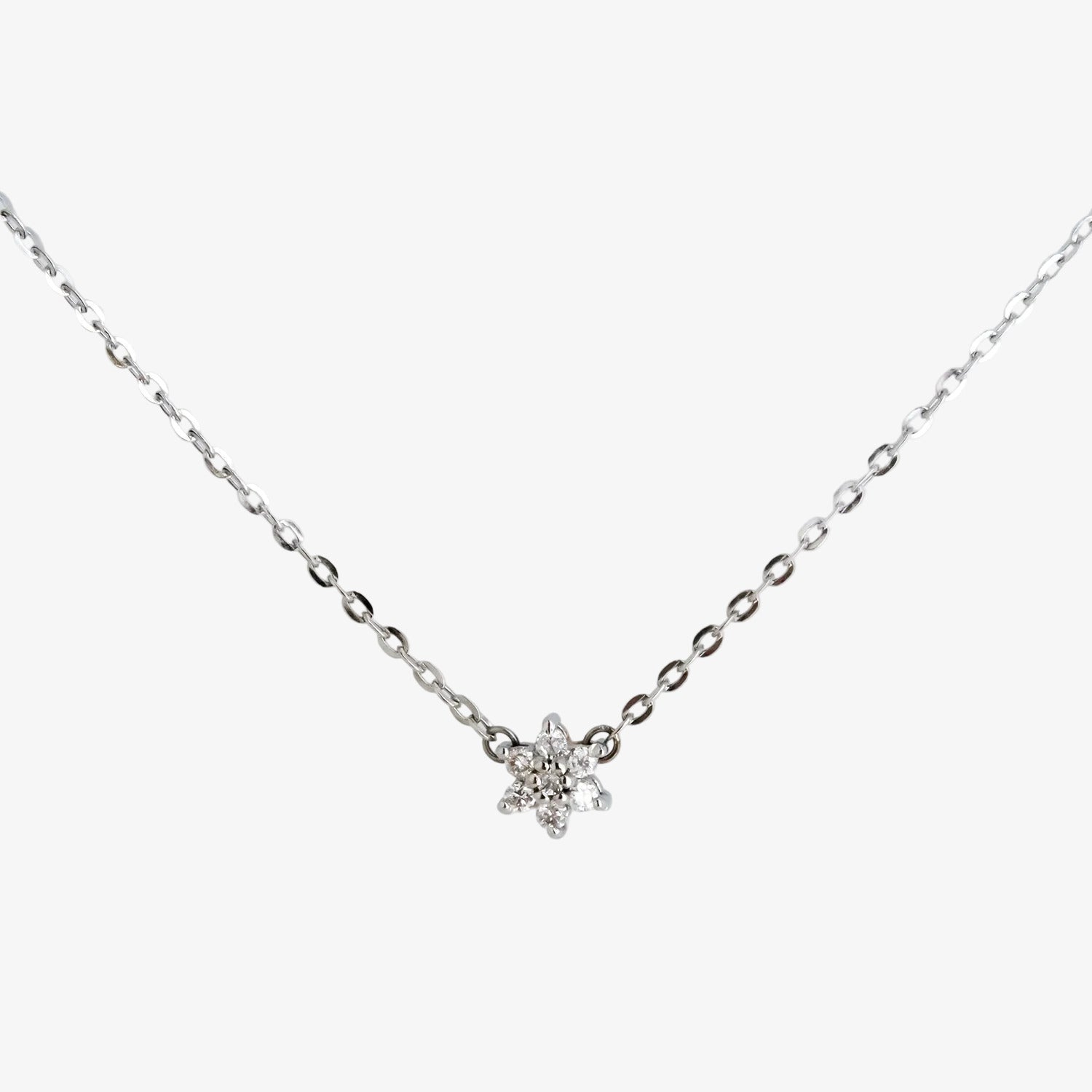 Gargantilla de oro blanco de 18 kt. con chatón de diamantes talla brillante