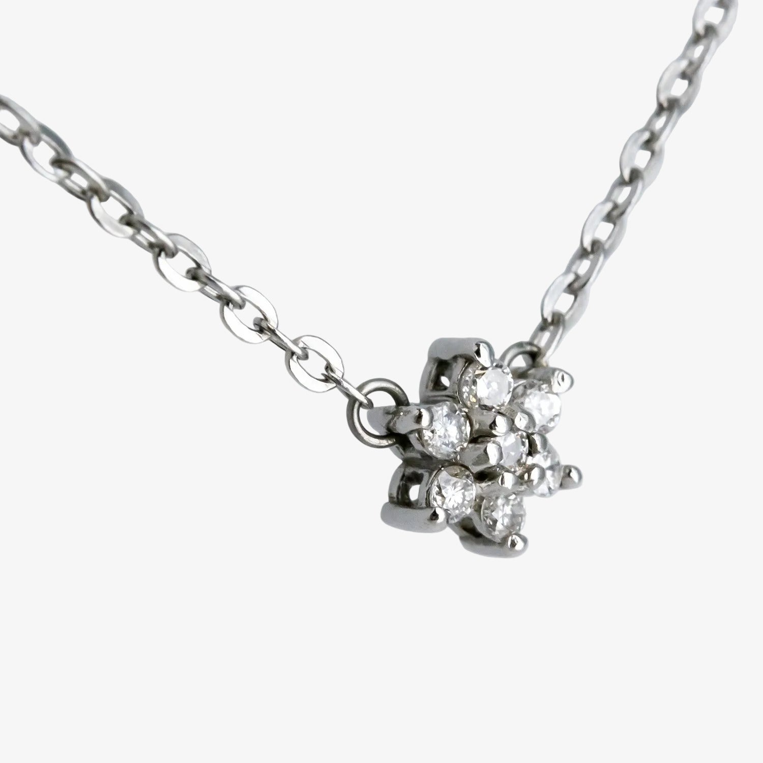 Gargantilla de oro blanco de 18 kt. con chatón de diamantes talla brillante