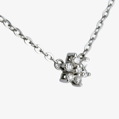 Gargantilla de oro blanco de 18 kt. con chatón de diamantes talla brillante