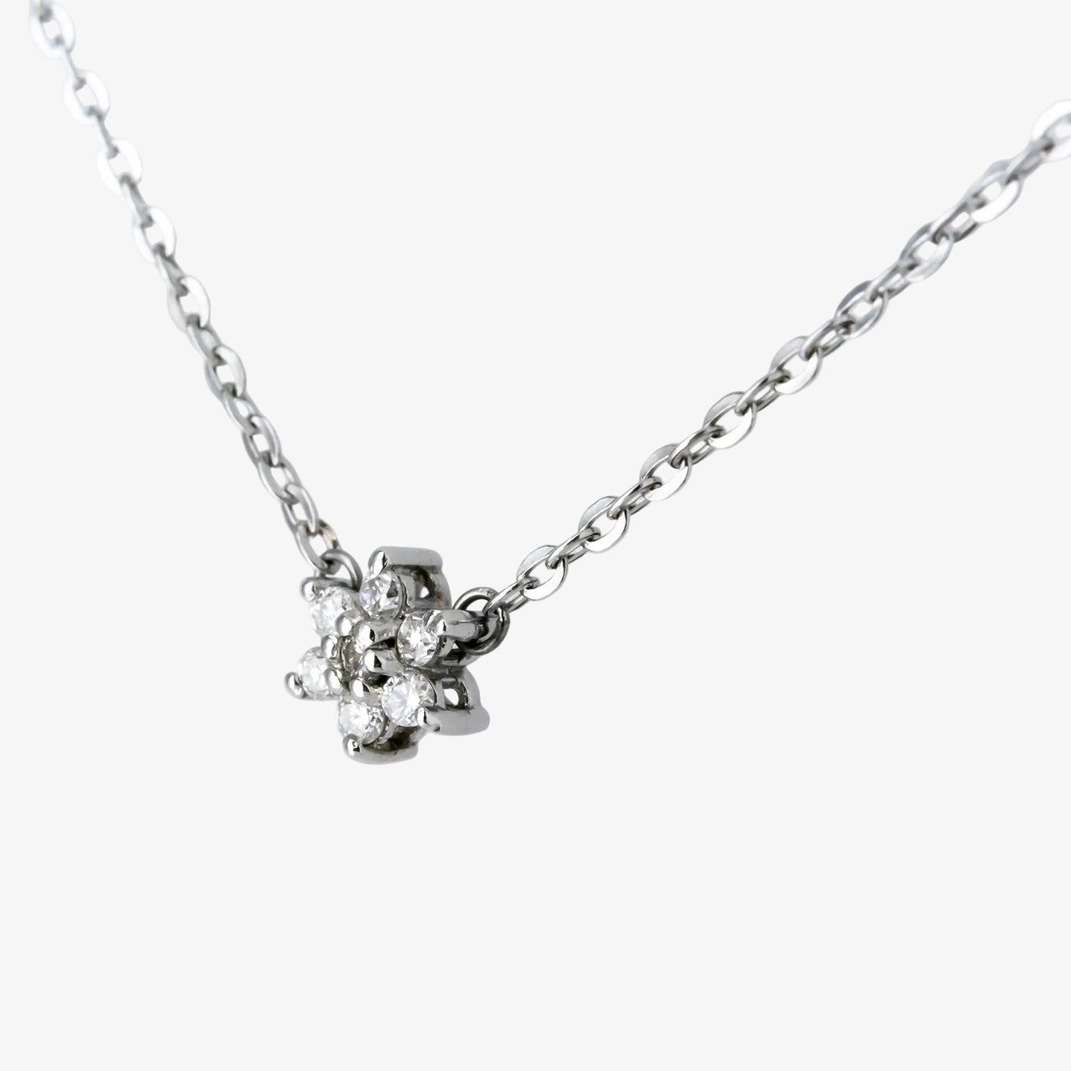 Gargantilla de oro blanco de 18 kt. con chatón de diamantes talla brillante