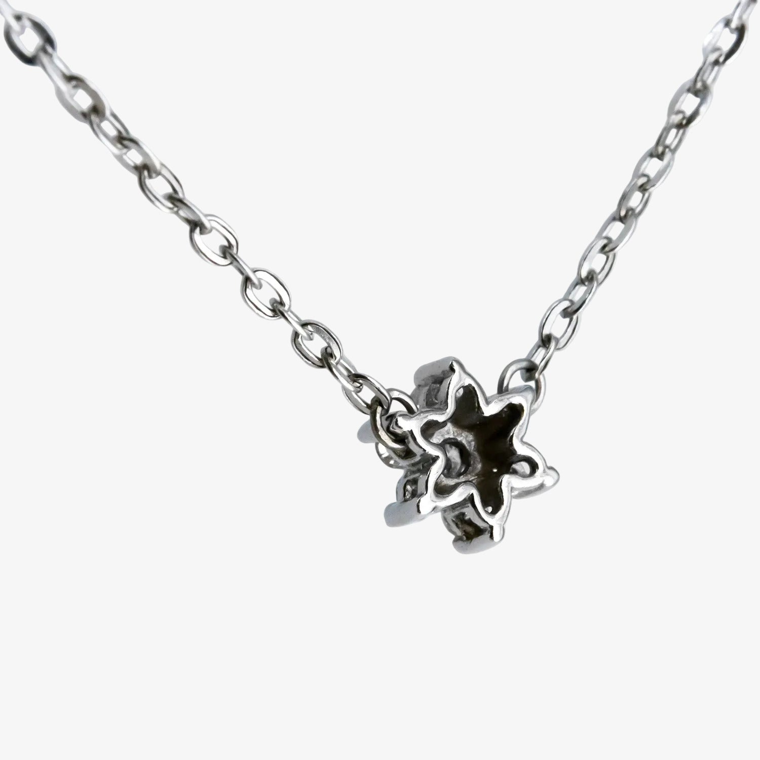 Gargantilla de oro blanco de 18 kt. con chatón de diamantes talla brillante