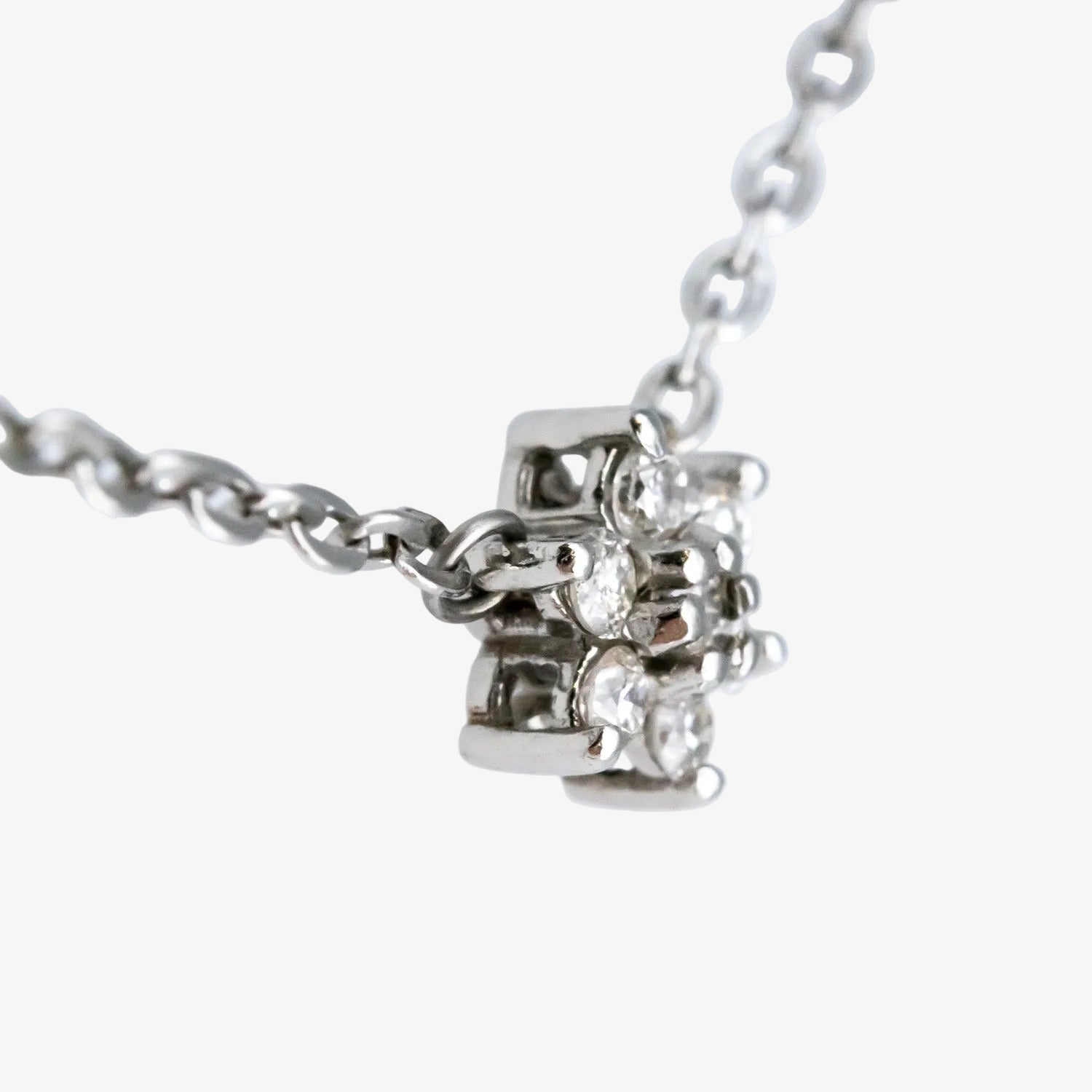 Gargantilla de oro blanco de 18 kt. con chatón de diamantes talla brillante