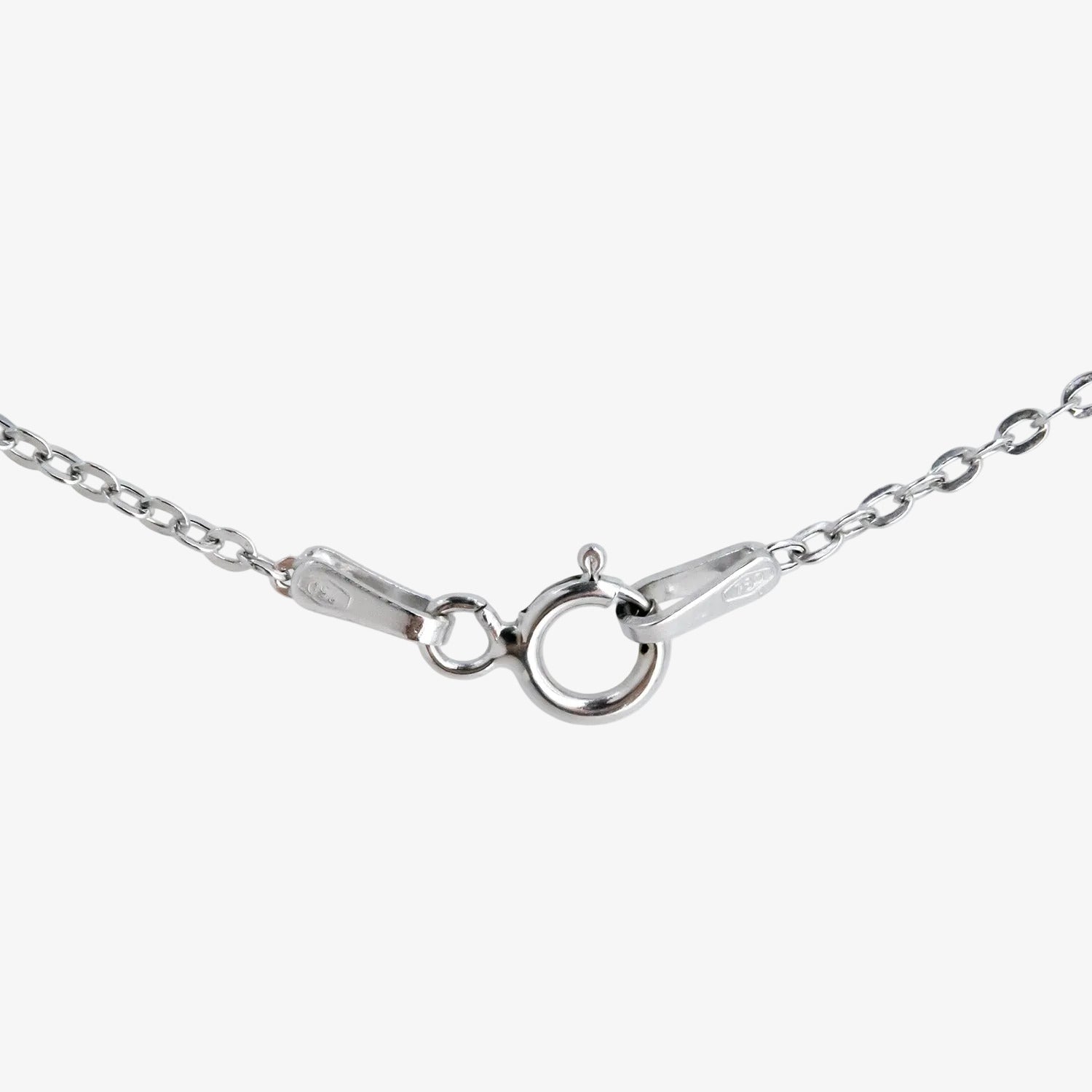 Gargantilla de oro blanco de 18 kt. con chatón de diamantes talla brillante