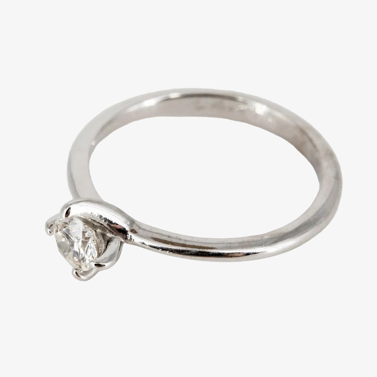 Sortija de oro blanco de 14 kt. con diamante certificado de 0.30 ct.