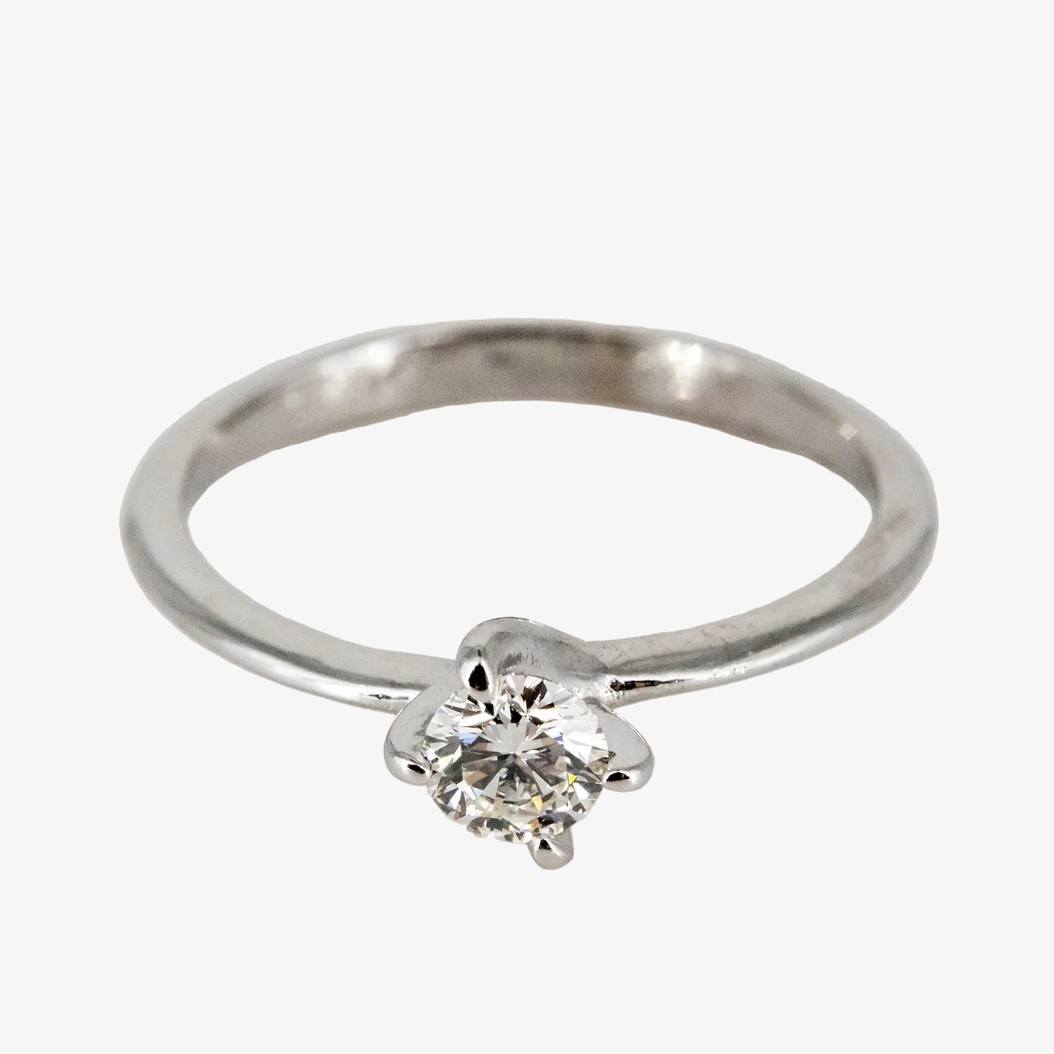 Sortija de oro blanco de 14 kt. con diamante certificado de 0.30 ct.