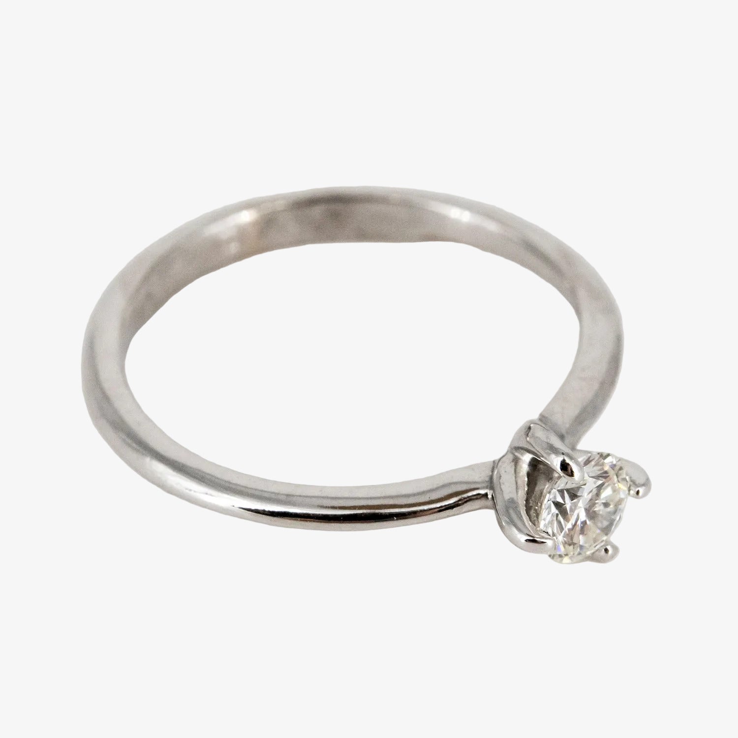 Sortija de oro blanco de 14 kt. con diamante certificado de 0.30 ct.
