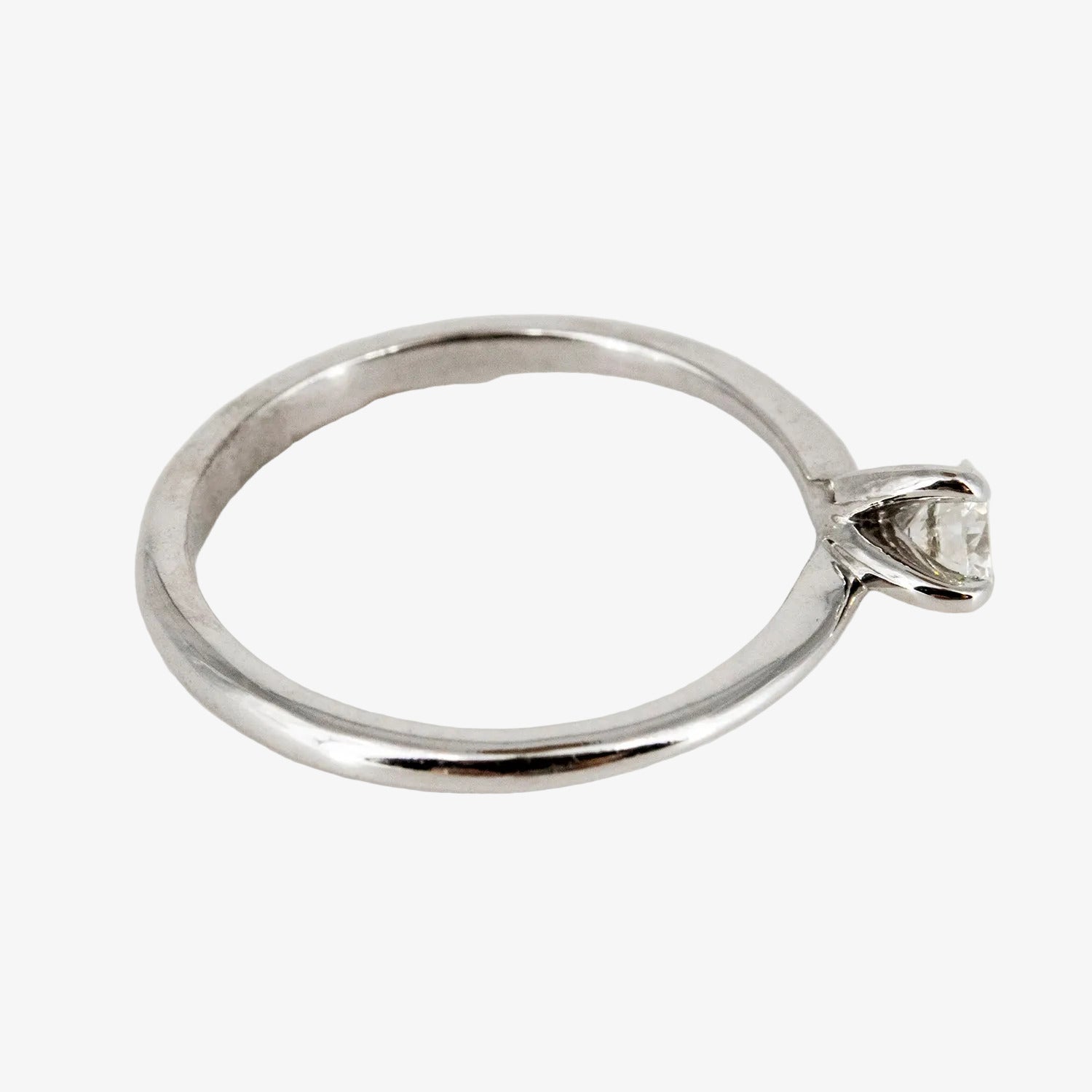 Sortija de oro blanco de 14 kt. con diamante certificado de 0.30 ct.