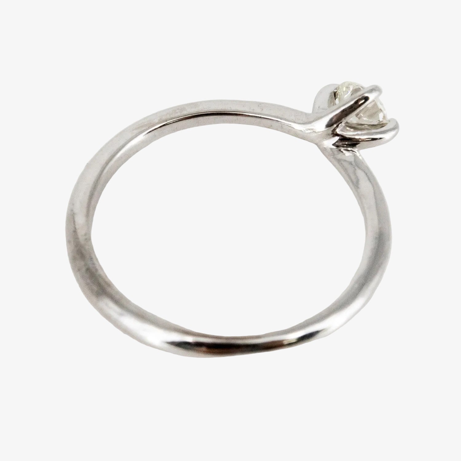 Sortija de oro blanco de 14 kt. con diamante certificado de 0.30 ct.
