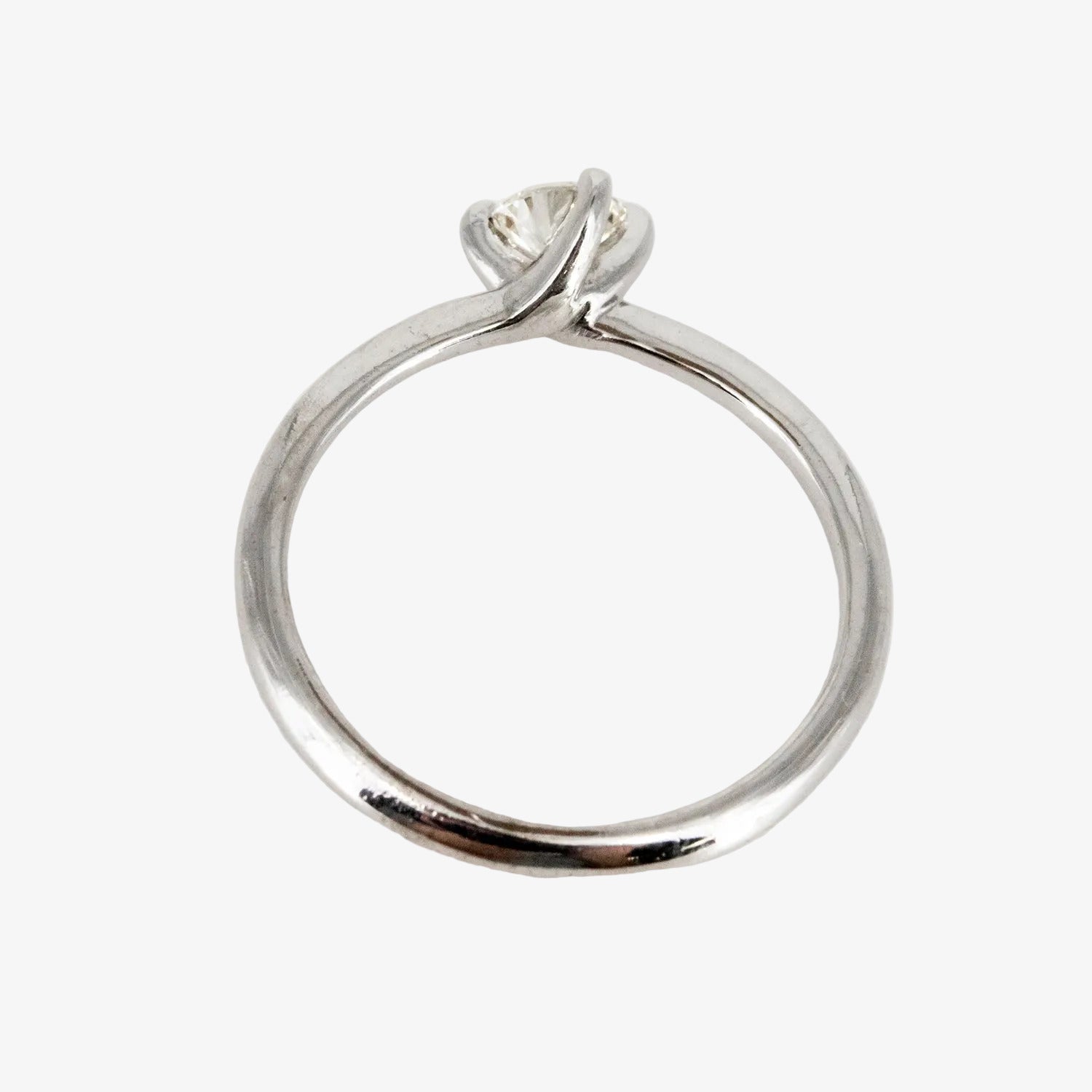 Sortija de oro blanco de 14 kt. con diamante certificado de 0.30 ct.