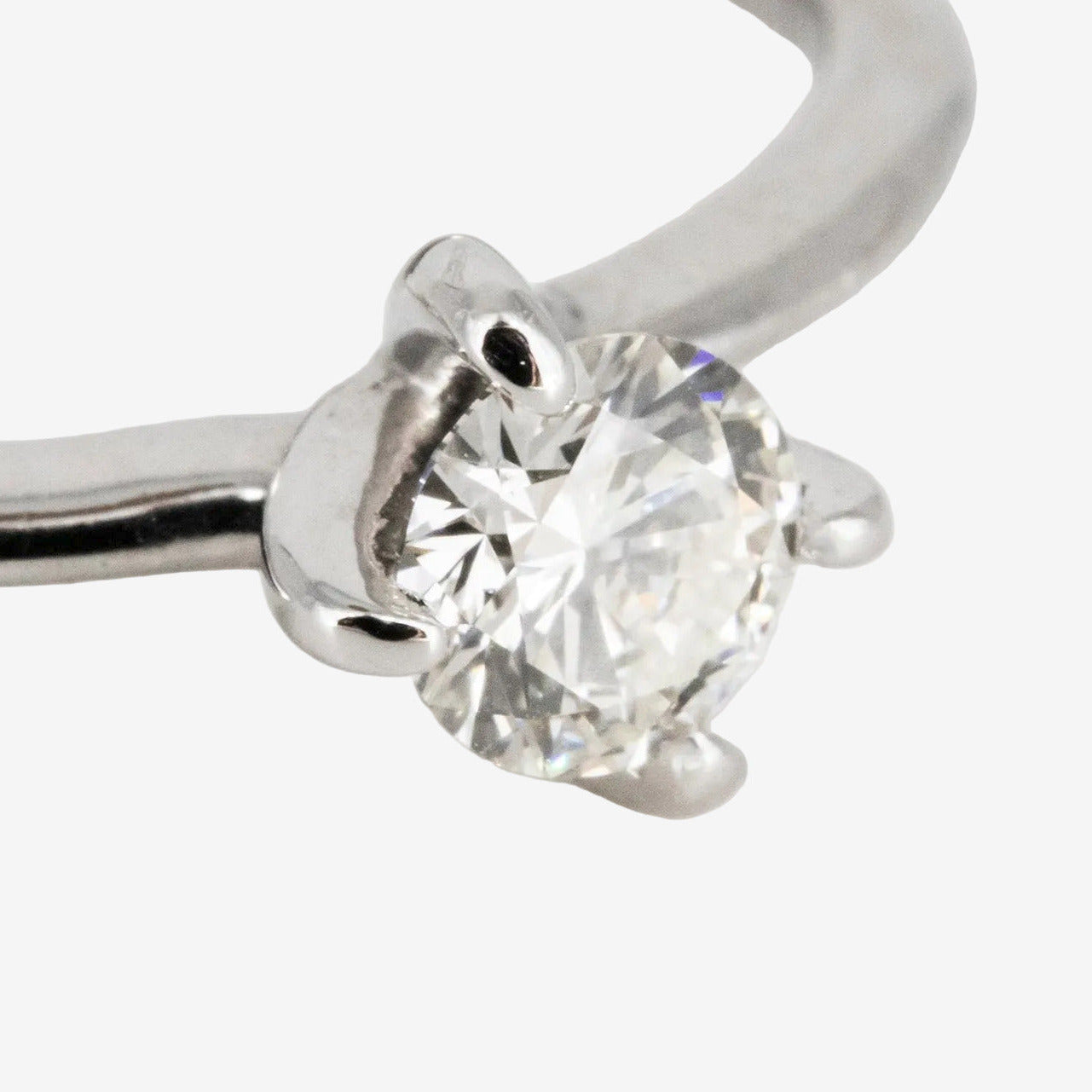 Sortija de oro blanco de 14 kt. con diamante certificado de 0.30 ct.