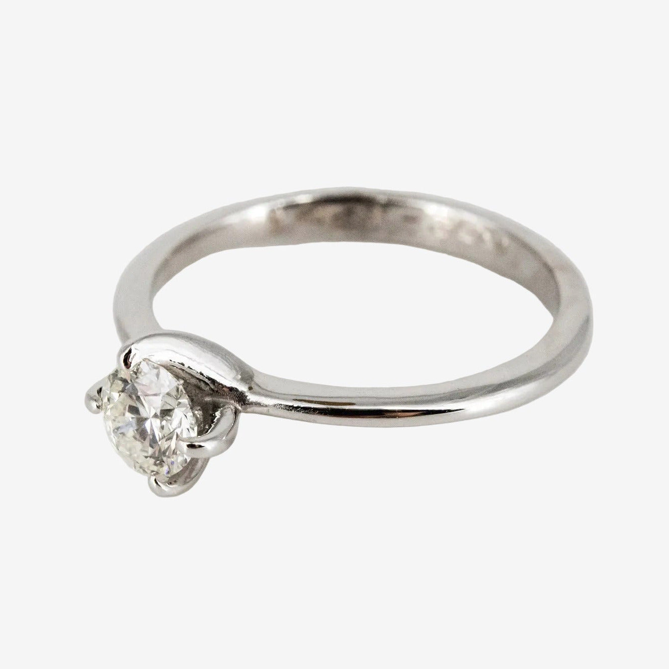Sortija de oro blanco de 14 kt. con diamante certificado de 0.40 ct.