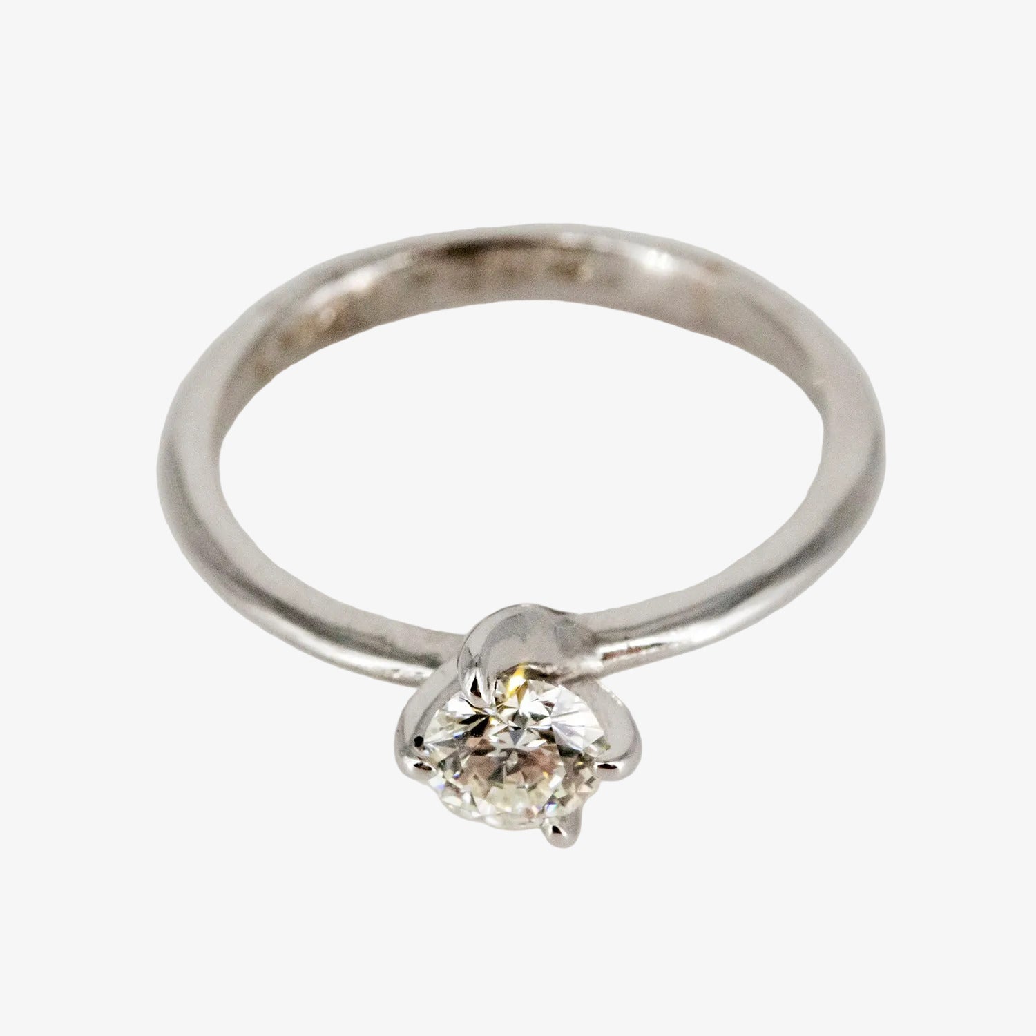 Sortija de oro blanco de 14 kt. con diamante certificado de 0.40 ct.