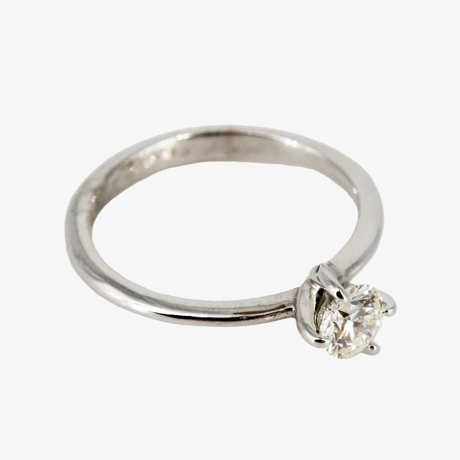 Sortija de oro blanco de 14 kt. con diamante certificado de 0.40 ct.