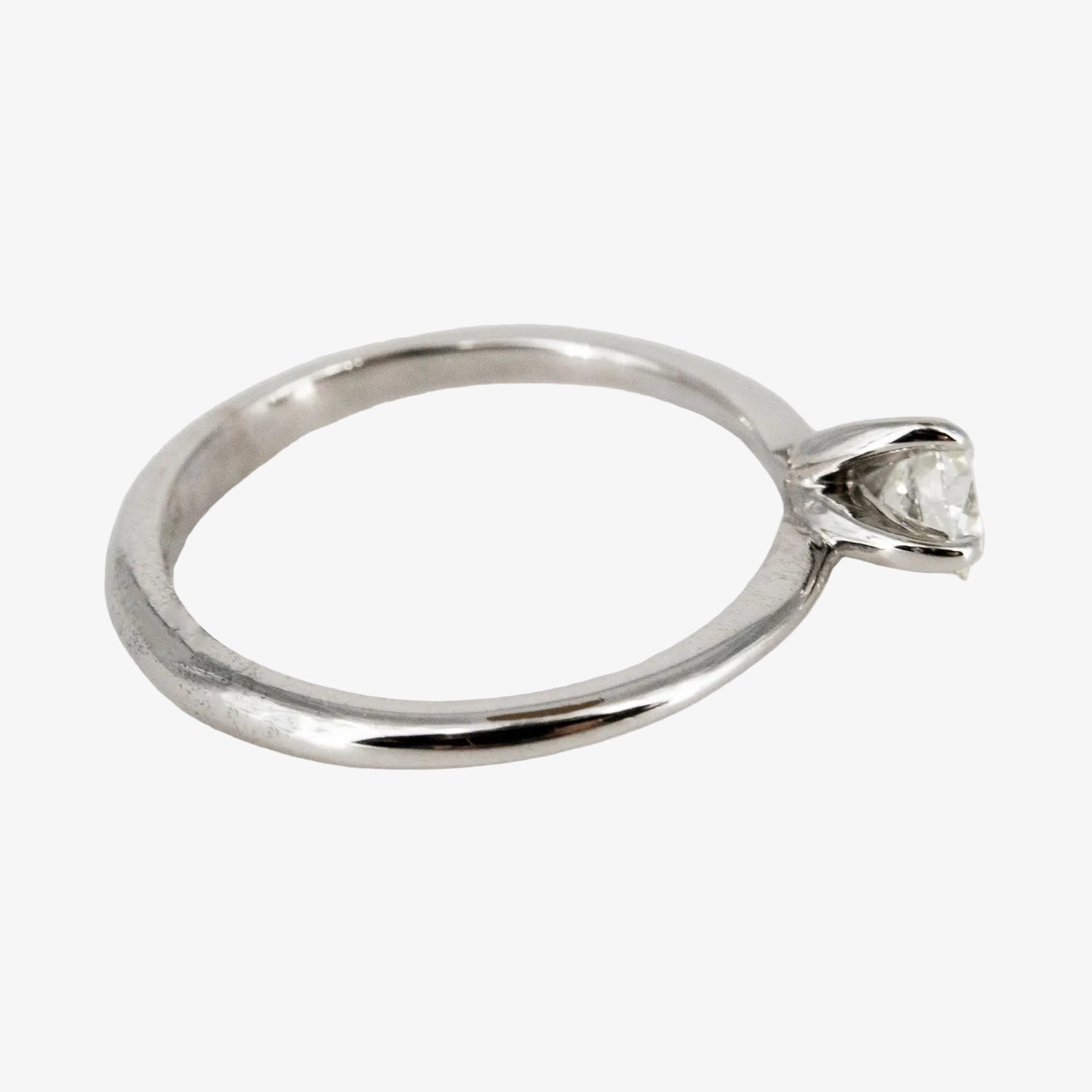 Sortija de oro blanco de 14 kt. con diamante certificado de 0.40 ct.