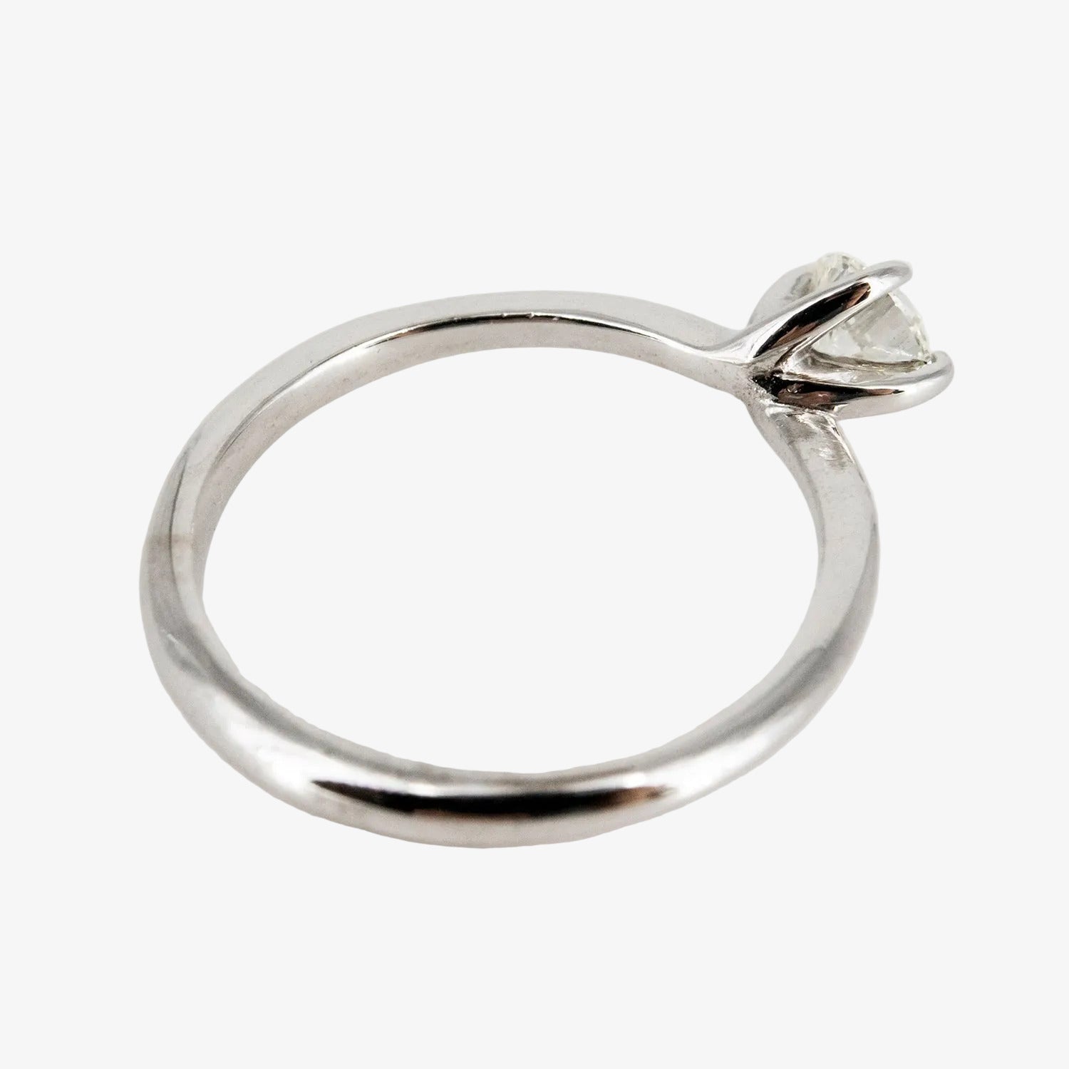 Sortija de oro blanco de 14 kt. con diamante certificado de 0.40 ct.