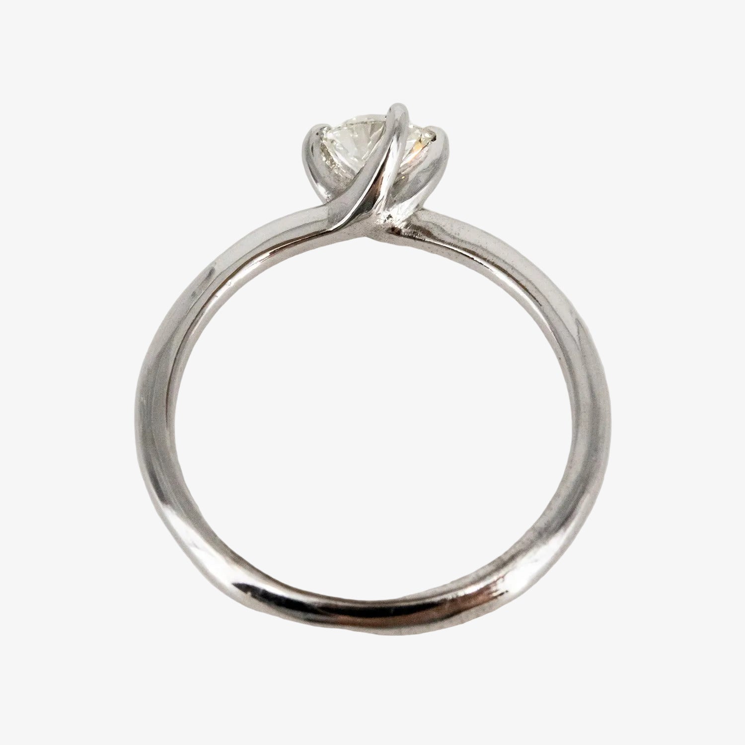 Sortija de oro blanco de 14 kt. con diamante certificado de 0.40 ct.