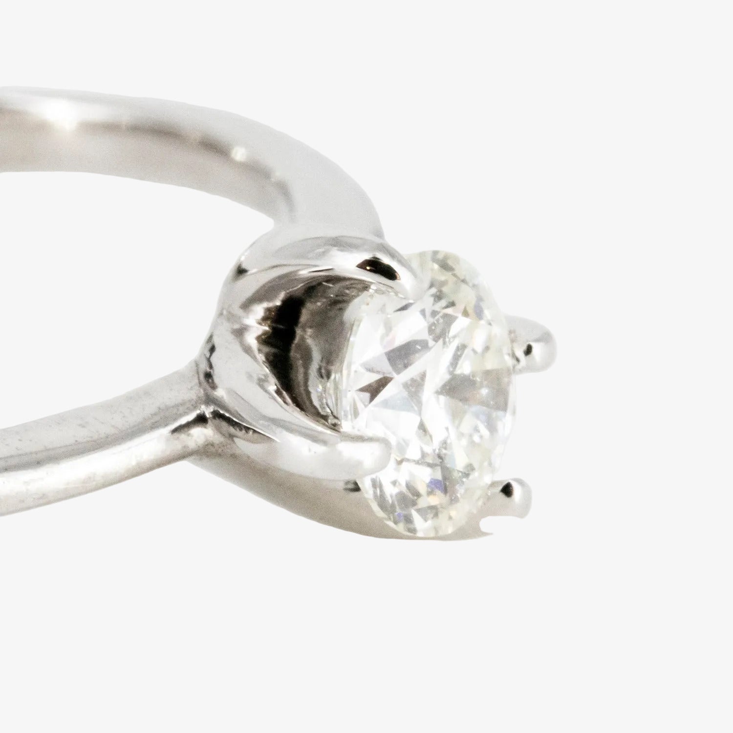 Sortija de oro blanco de 14 kt. con diamante certificado de 0.40 ct.