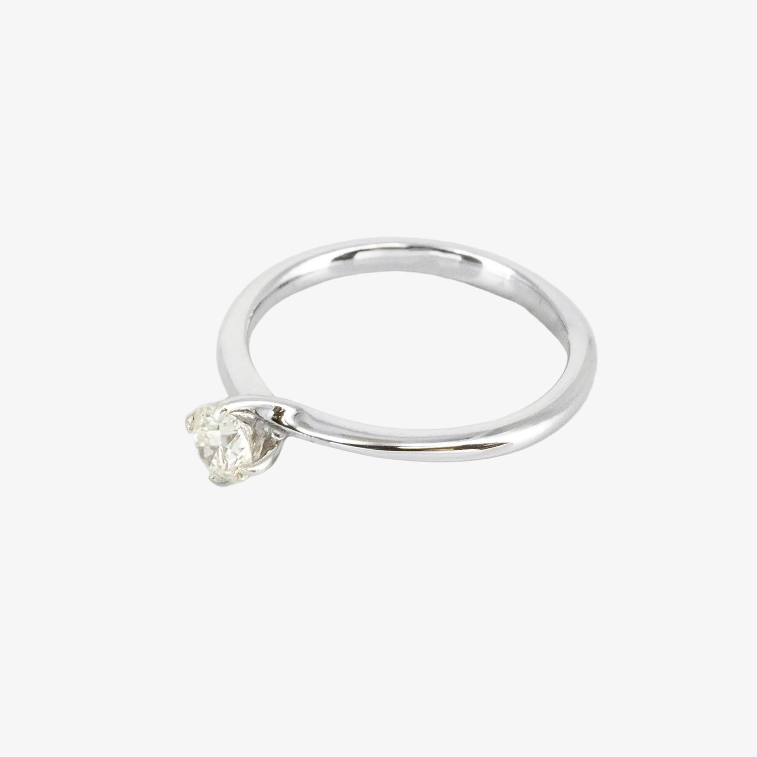 Solitario de oro blanco de 14 kt. con diamante talla brillante de 0.75 ct.