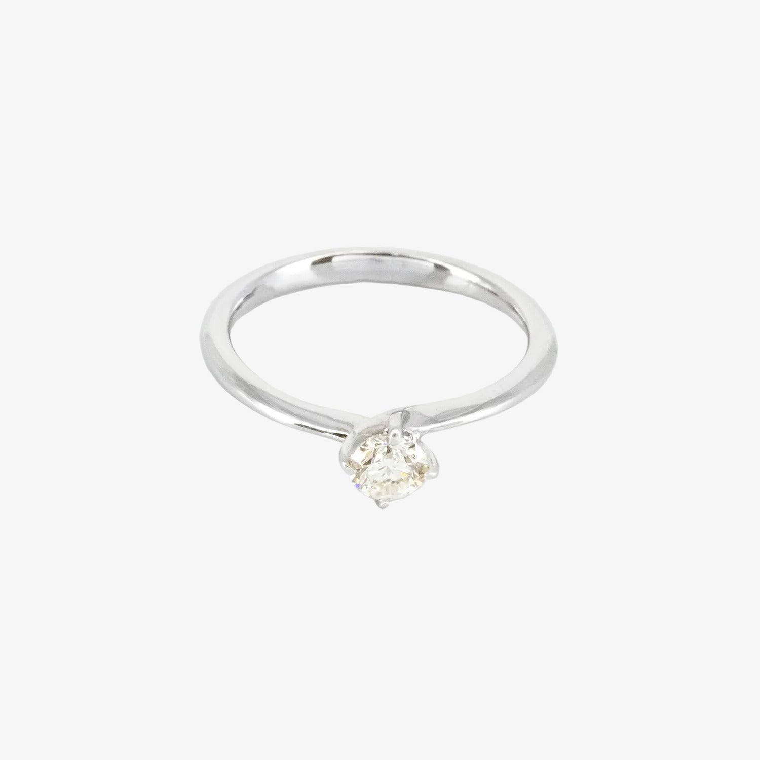 Solitario de oro blanco de 14 kt. con diamante talla brillante de 0.75 ct.