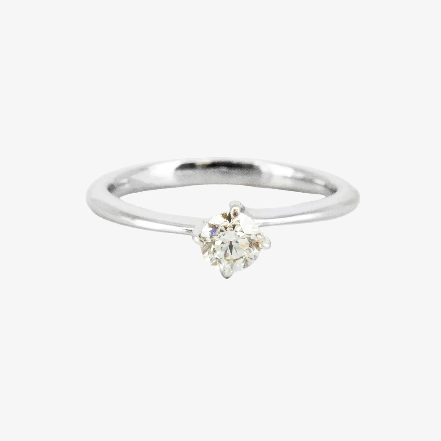 Solitario de oro blanco de 14 kt. con diamante talla brillante de 0.75 ct.