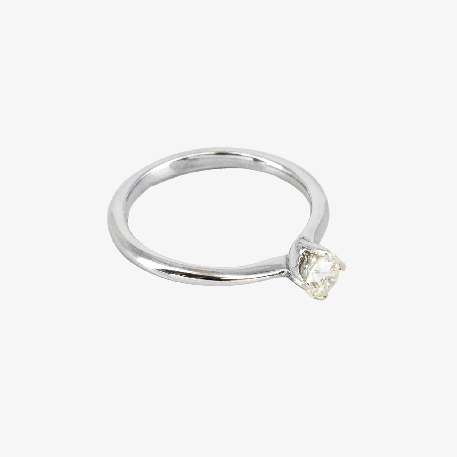 Solitario de oro blanco de 14 kt. con diamante talla brillante de 0.75 ct.
