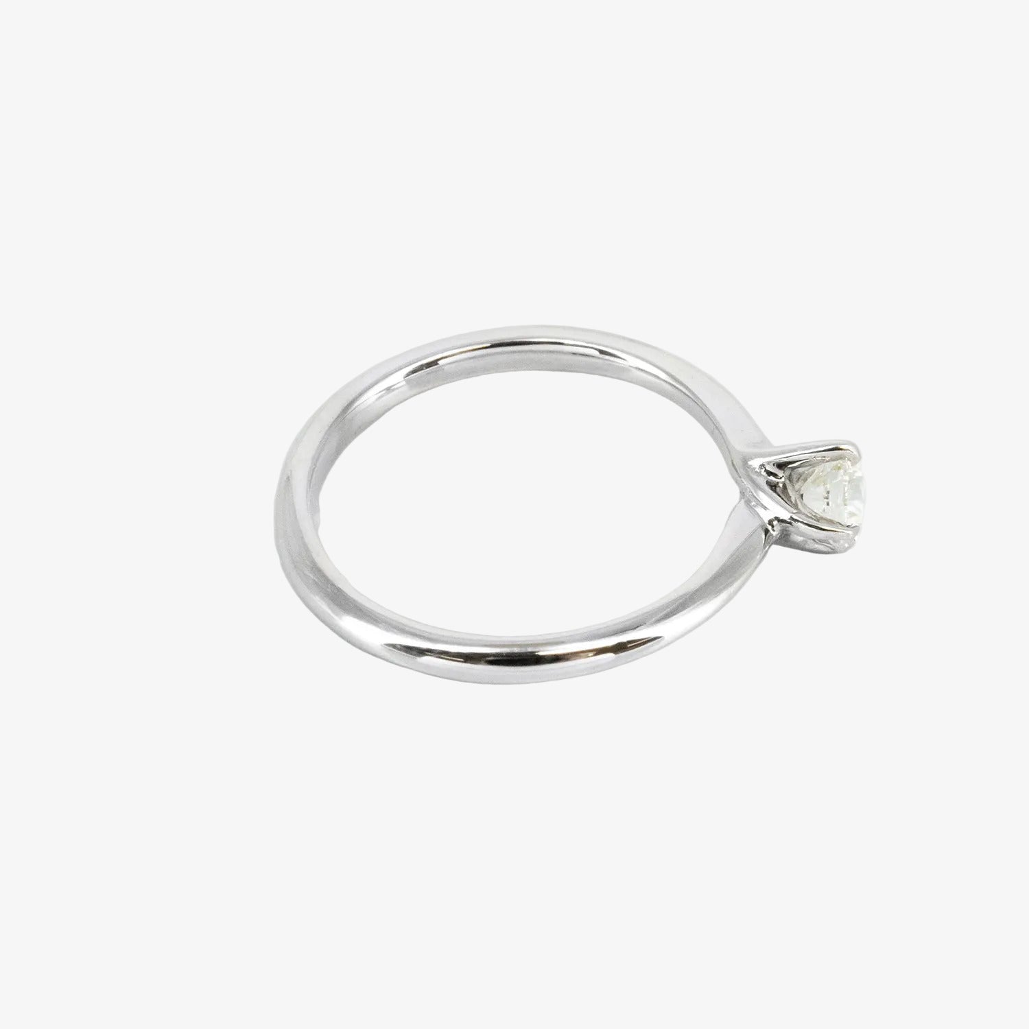 Solitario de oro blanco de 14 kt. con diamante talla brillante de 0.75 ct.