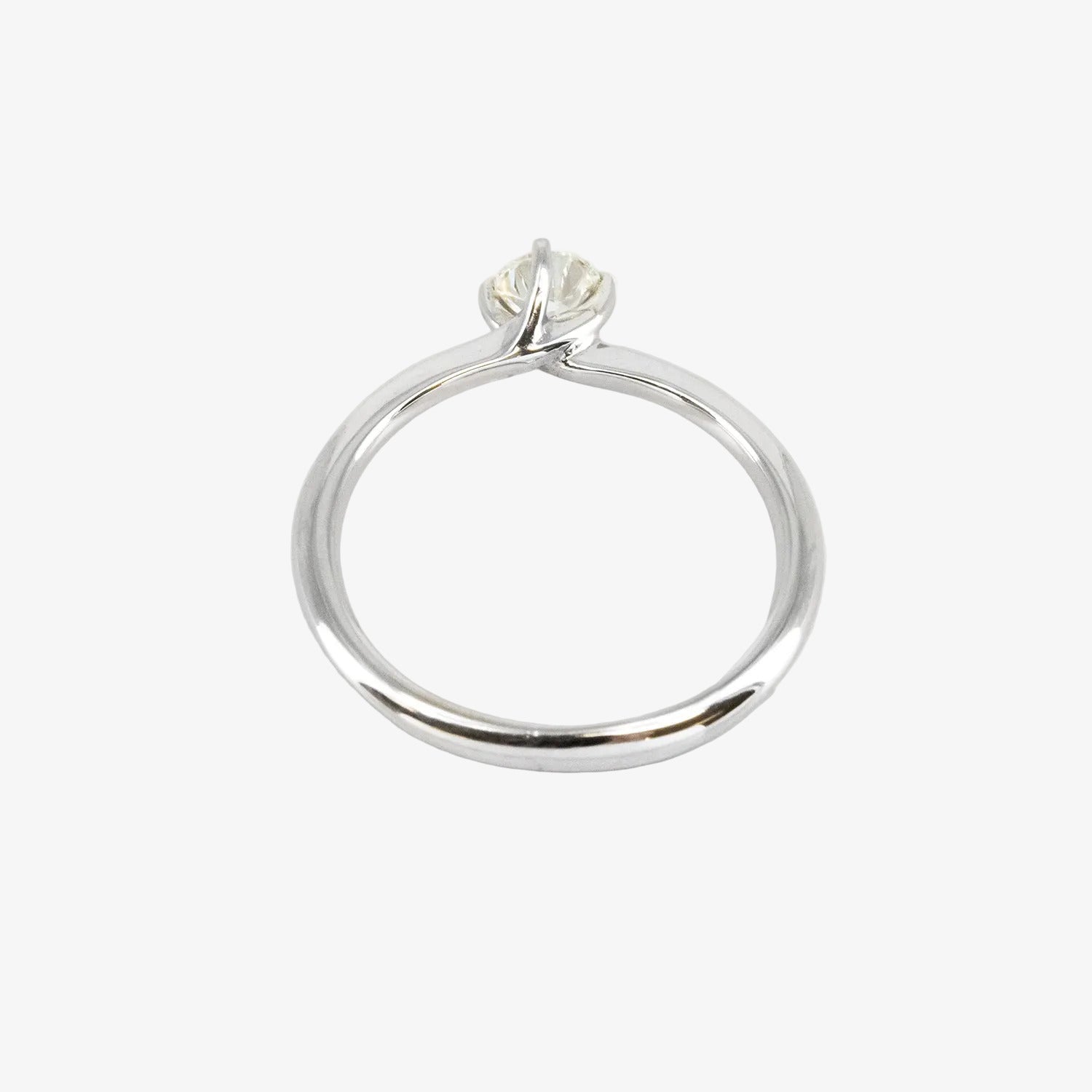 Solitario de oro blanco de 14 kt. con diamante talla brillante de 0.75 ct.