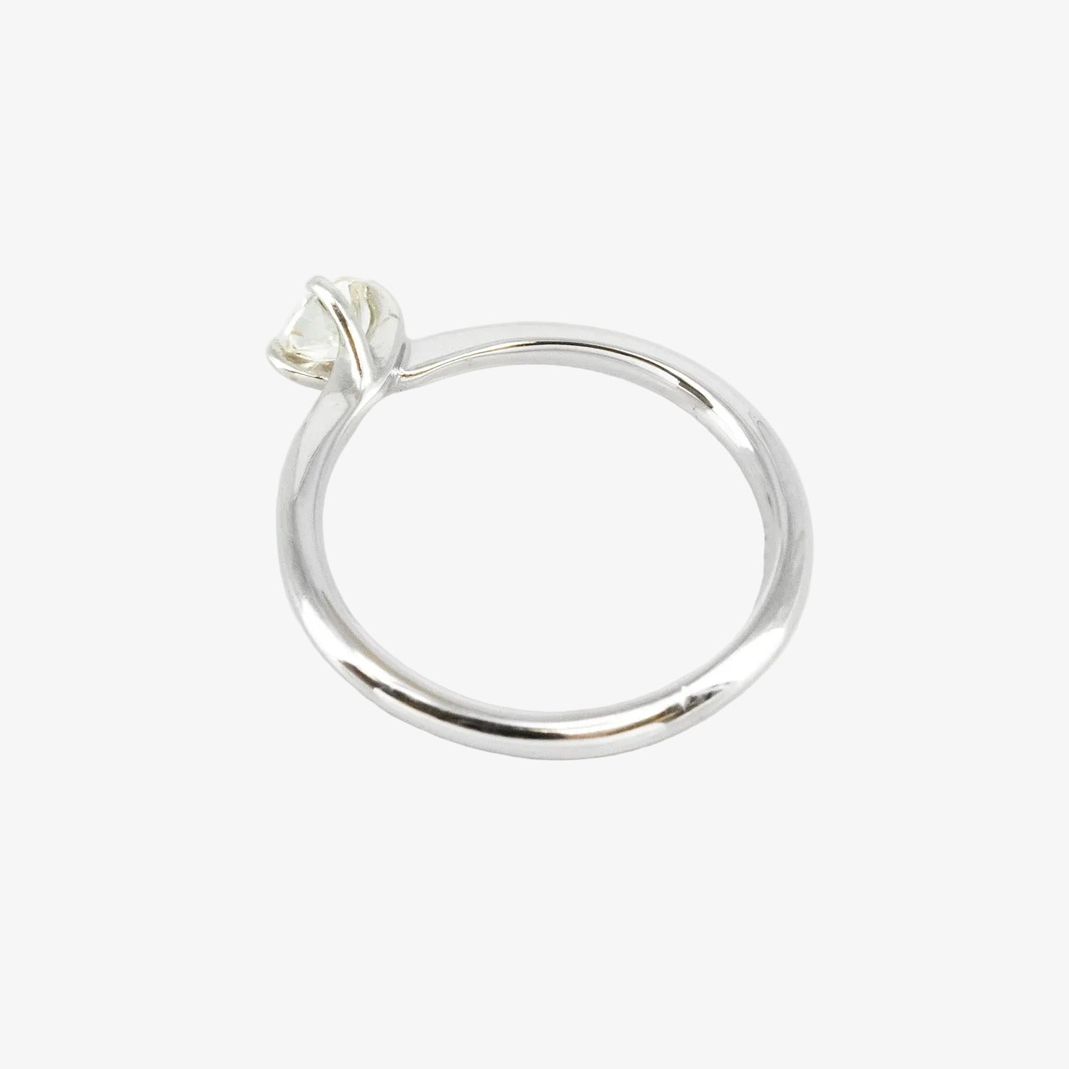 Solitario de oro blanco de 14 kt. con diamante talla brillante de 0.75 ct.