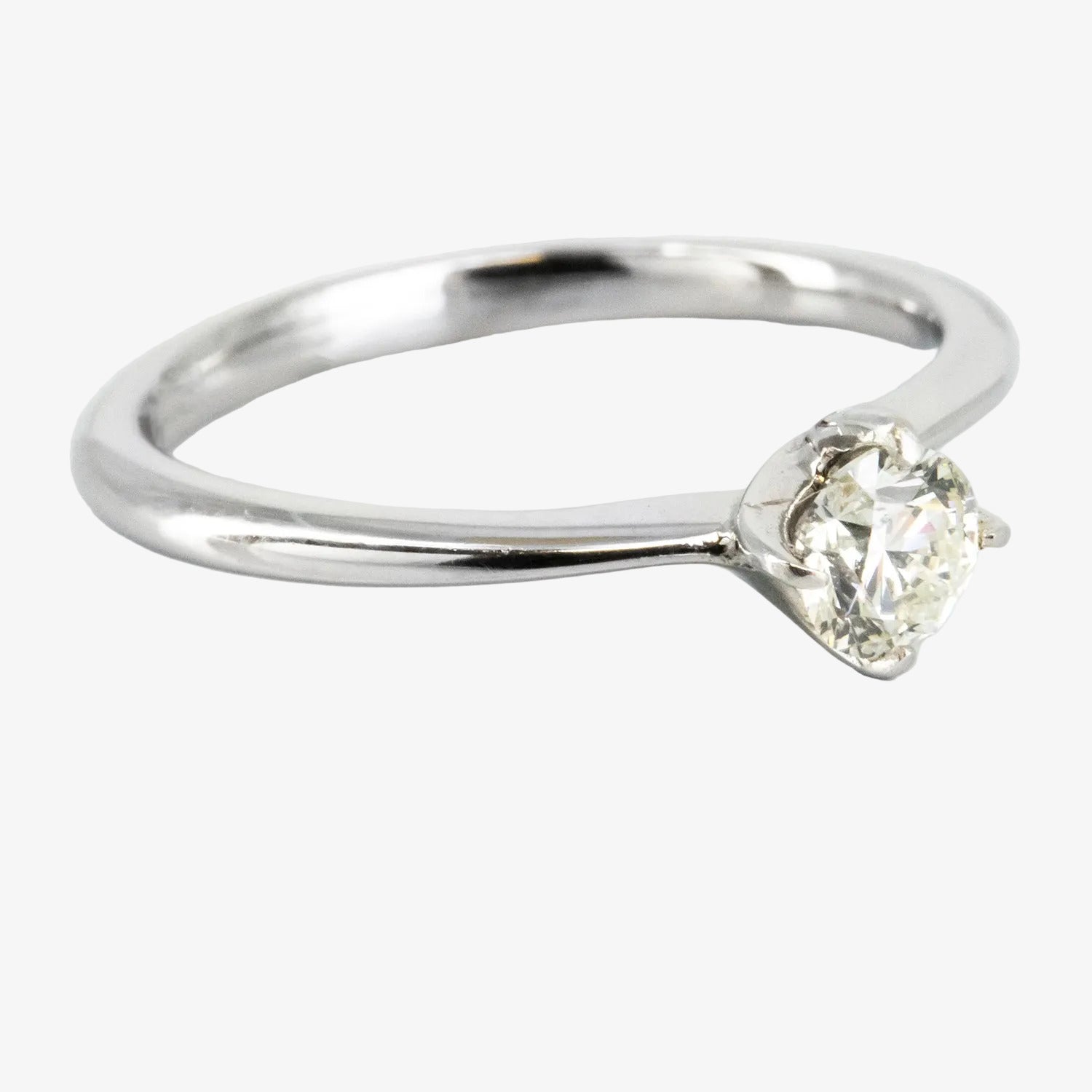 Solitario de oro blanco de 14 kt. con diamante talla brillante de 0.75 ct.