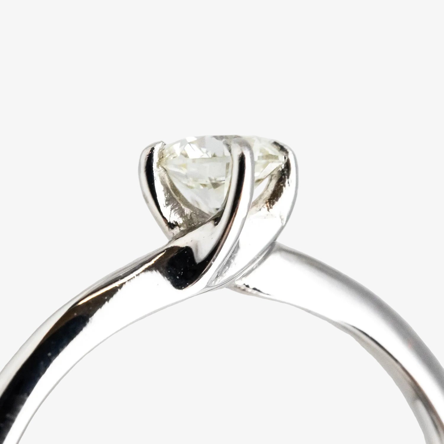 Solitario de oro blanco de 14 kt. con diamante talla brillante de 0.75 ct.