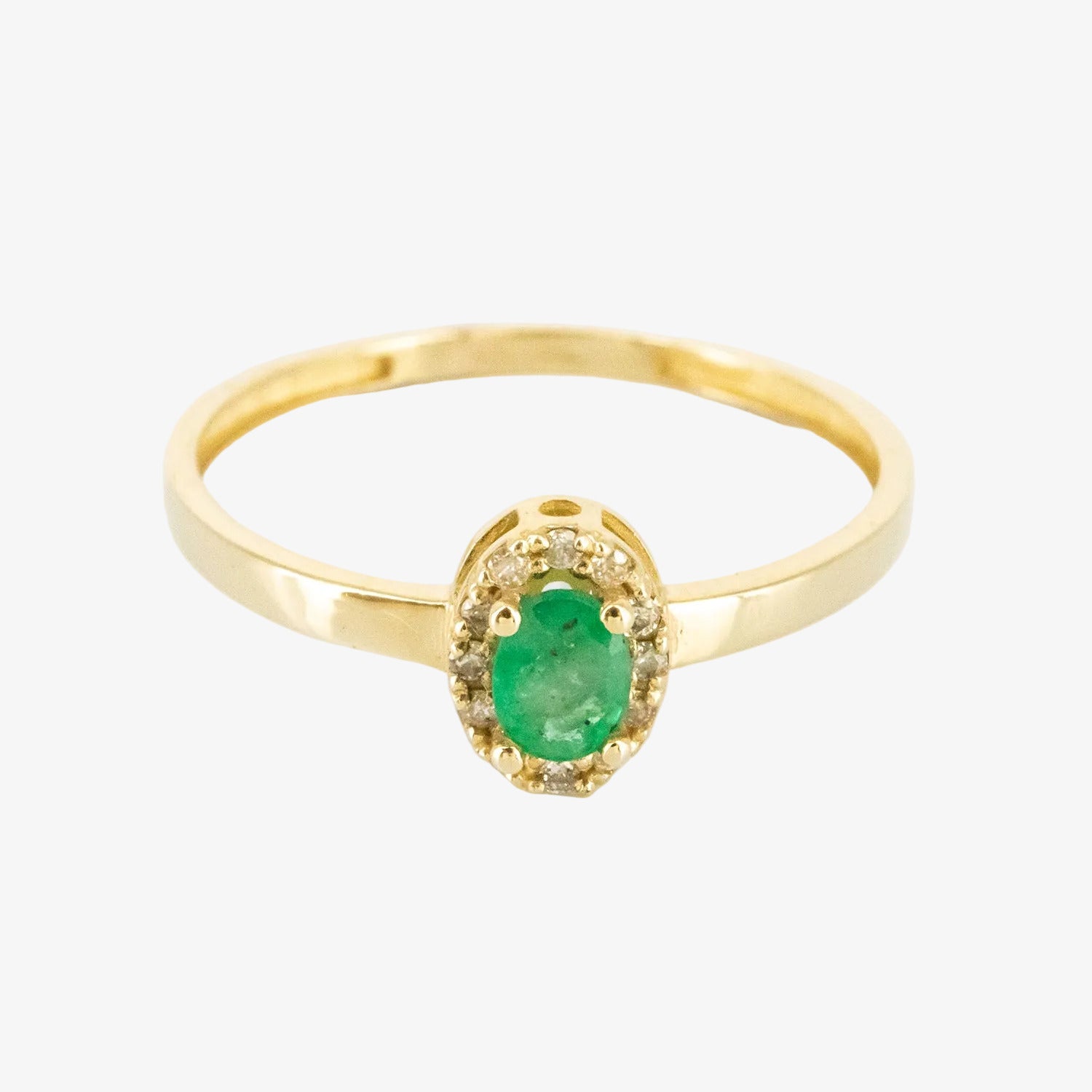 Sortija de oro amarillo de 14 kt. con doce diamantes y una esmeralda de 0.30 ct.