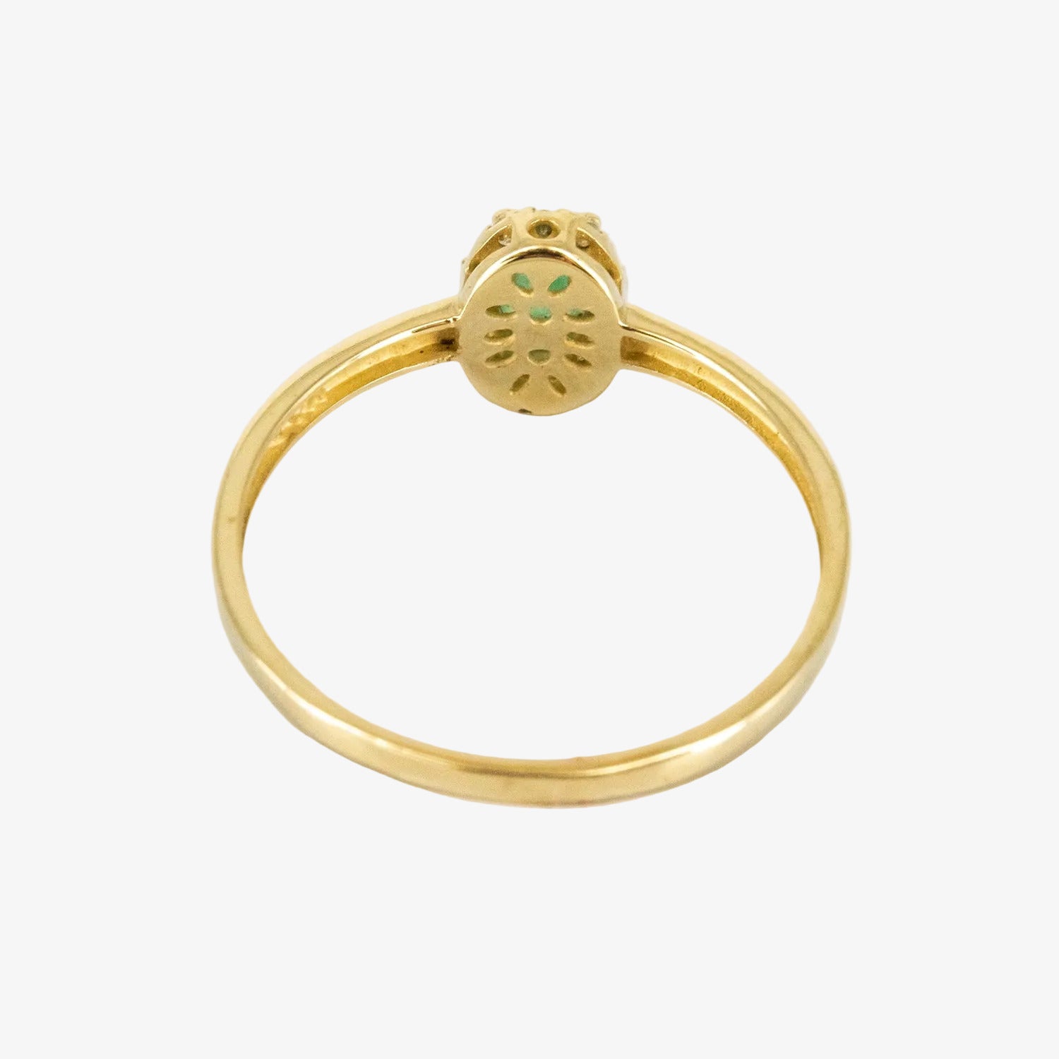 Sortija de oro amarillo de 14 kt. con doce diamantes y una esmeralda de 0.30 ct.